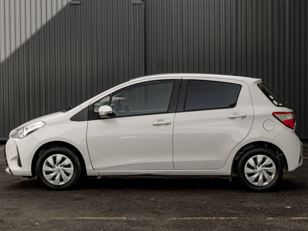 Купить Toyota Vitz 1.0 CVT (69 л.с.), 2019 в Екатеренбурге