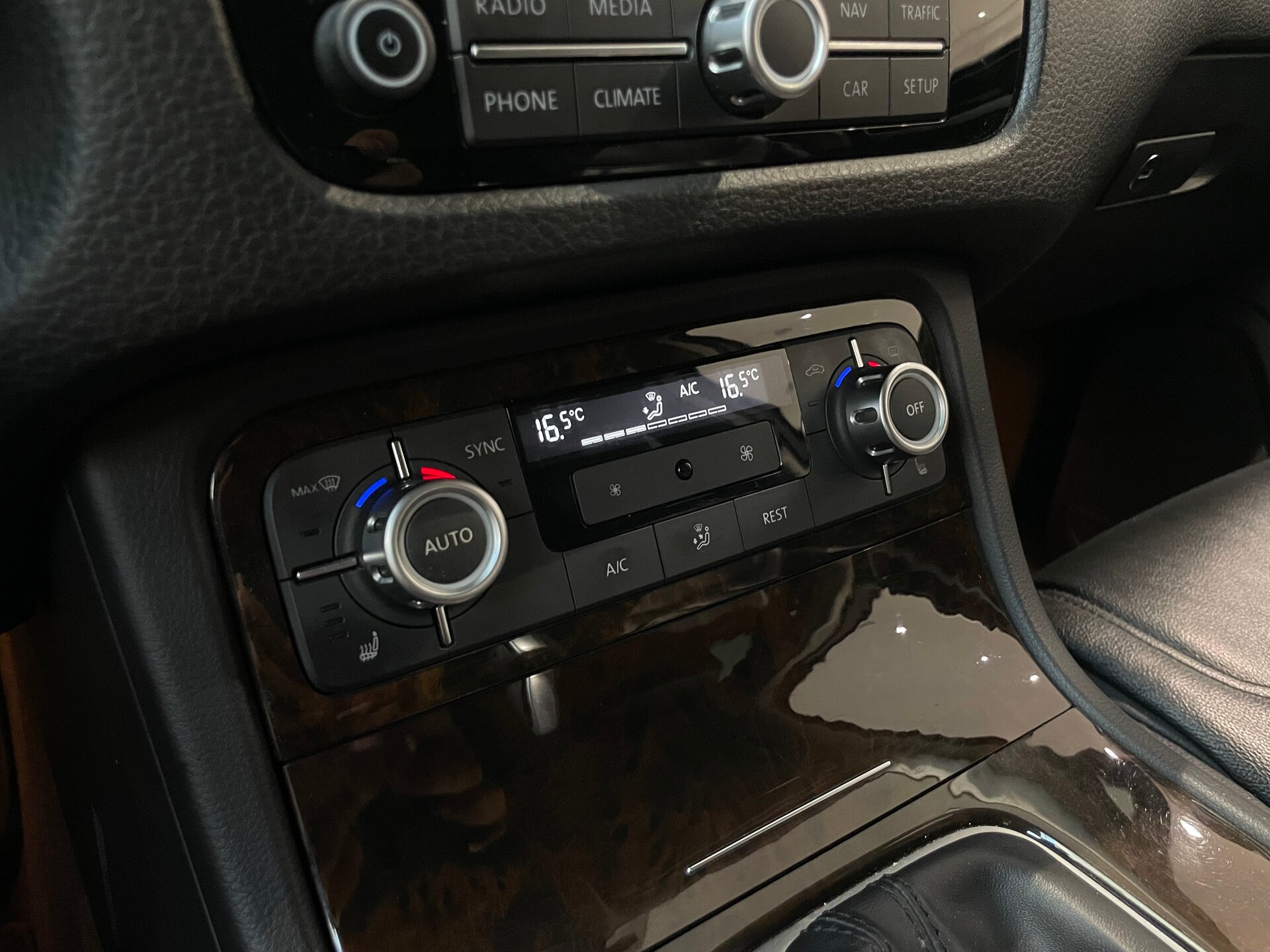 Автомобиль Volkswagen Touareg 3.6 AT (249 л.с.) 4WD - 18