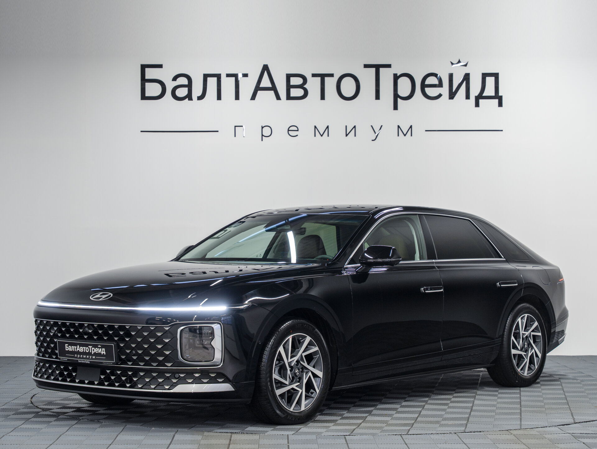 Автомобиль Hyundai Grandeur 1.6hyb AT (230 л.с.) - 1