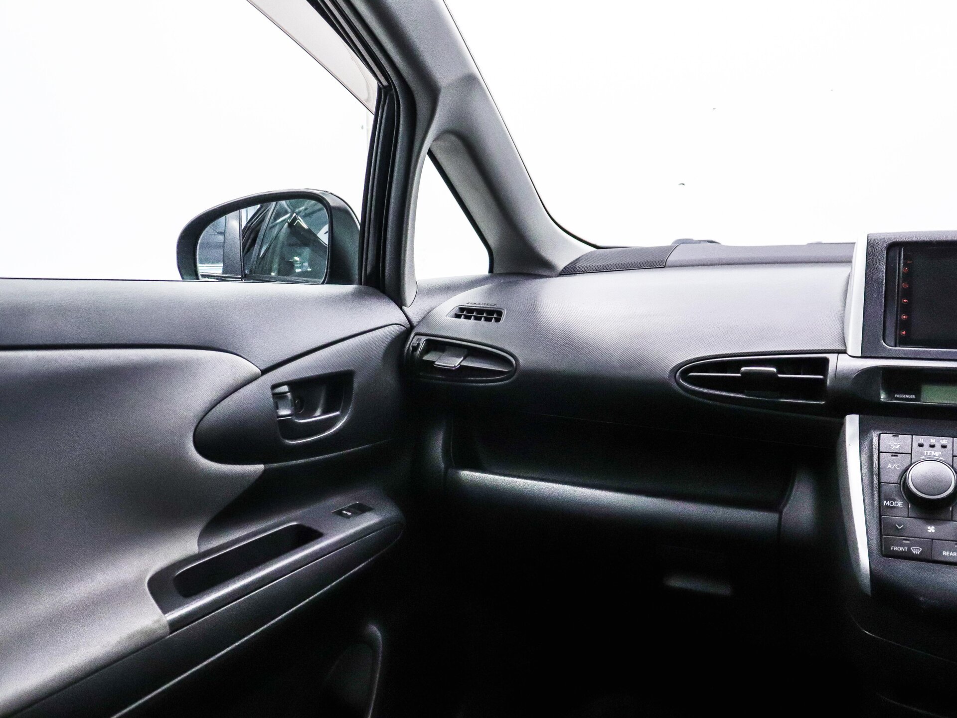 Toyota Wish 2010 11