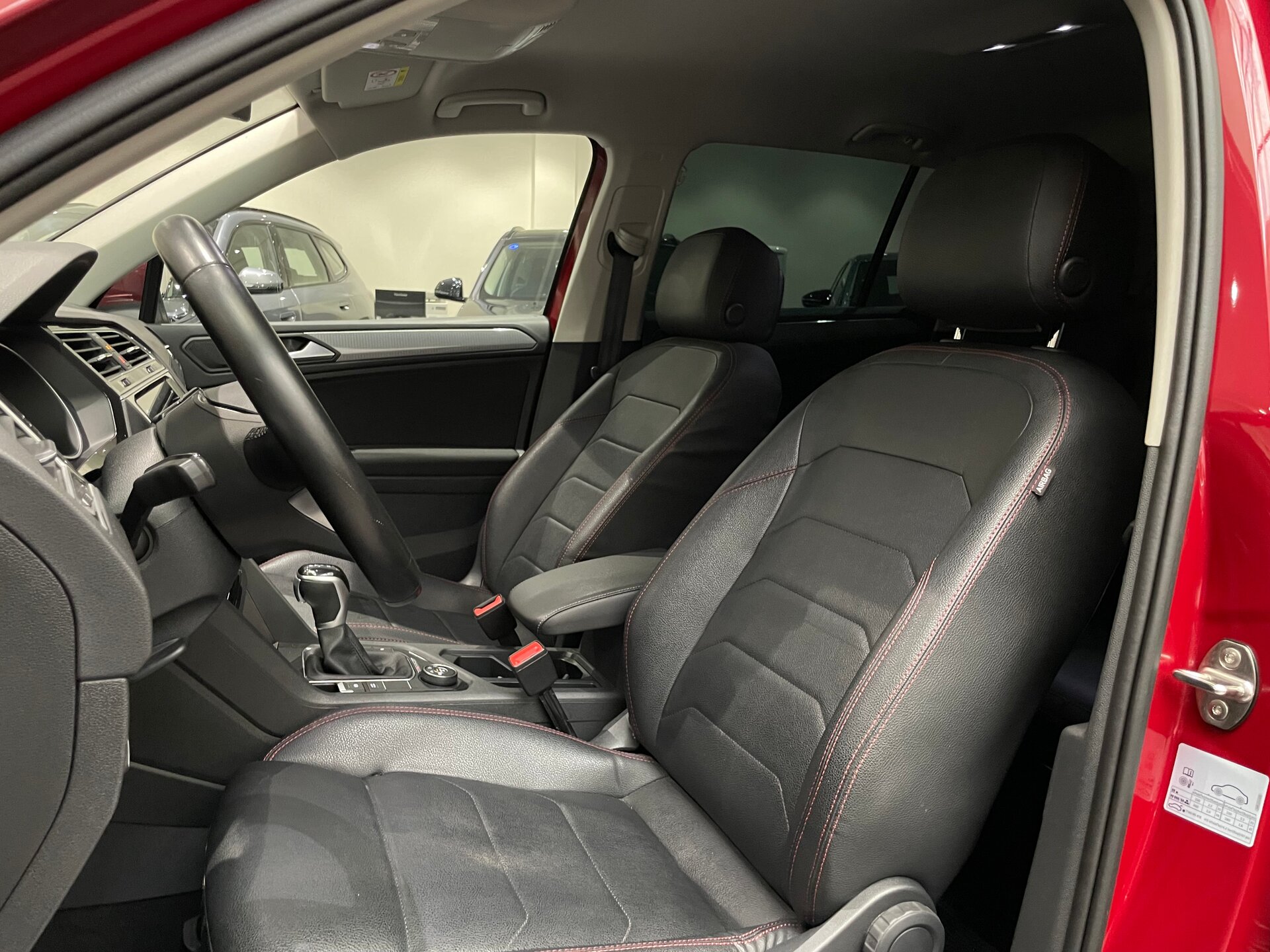 Автомобиль Volkswagen Tiguan 2.0 AMT (180 л.с.) 4WD - 8