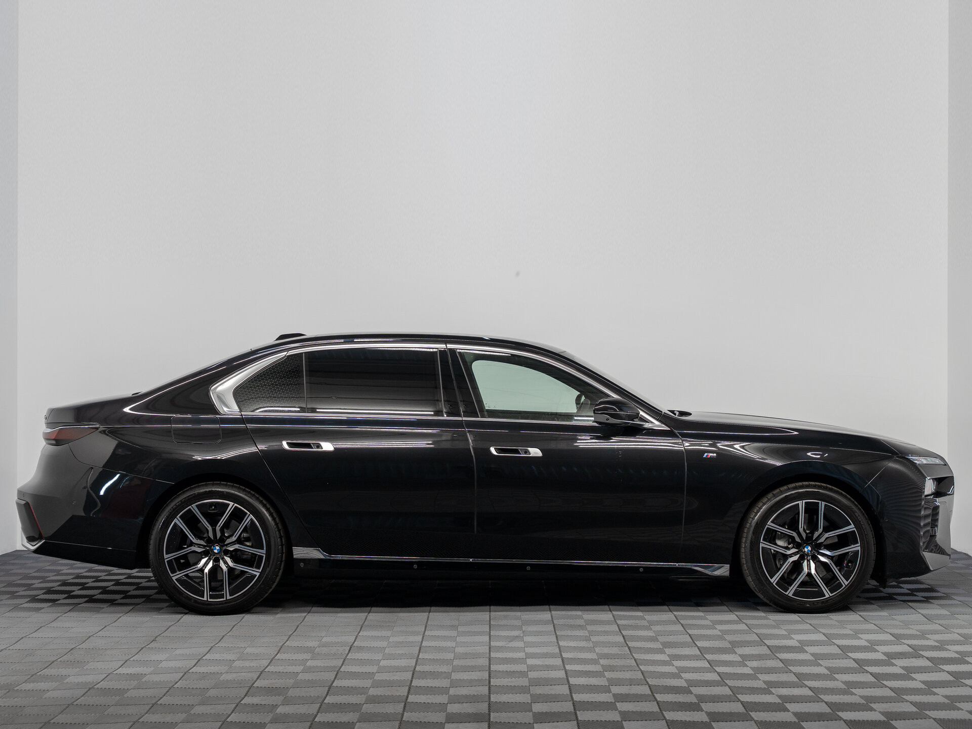 Автомобиль BMW 7 серии 740i xDrive 3.0 AT (380 л.с.) 4WD - 8