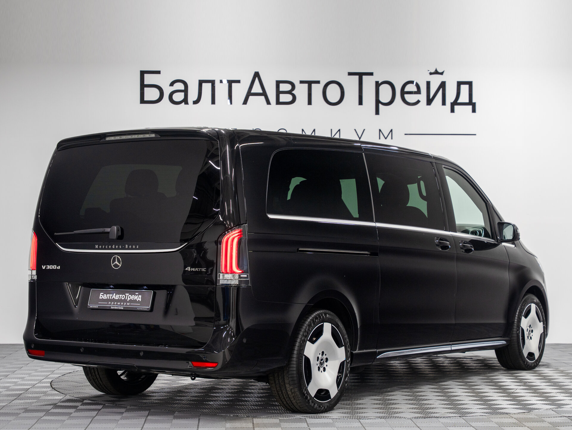 Автомобиль Mercedes-Benz V-Класс 300 d экстра длинный 2.0d AT (237 л.с.) 4WD - 7