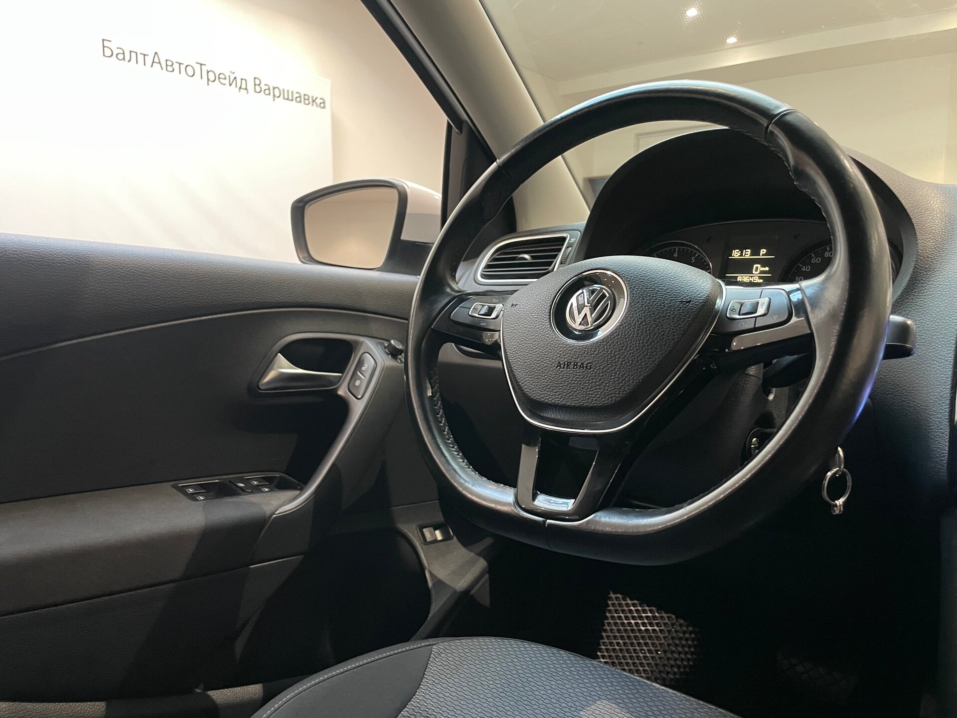 Автомобиль Volkswagen Polo 1.6 AT (110 л.с.) - 16