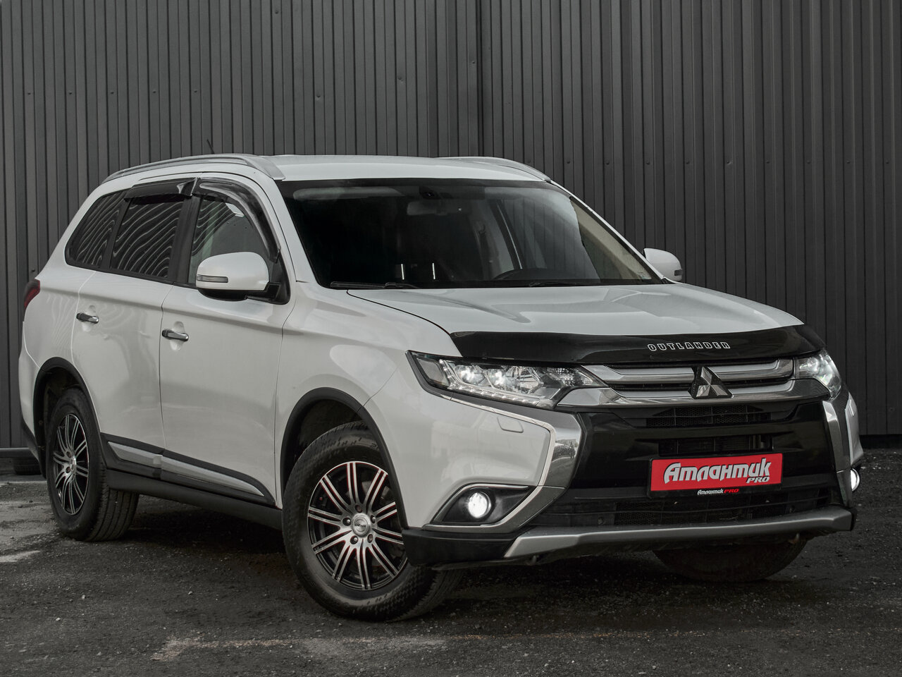 Купить Mitsubishi Outlander 2.4 CVT (167 л.с.) 4WD, 2015 в Екатеренбурге