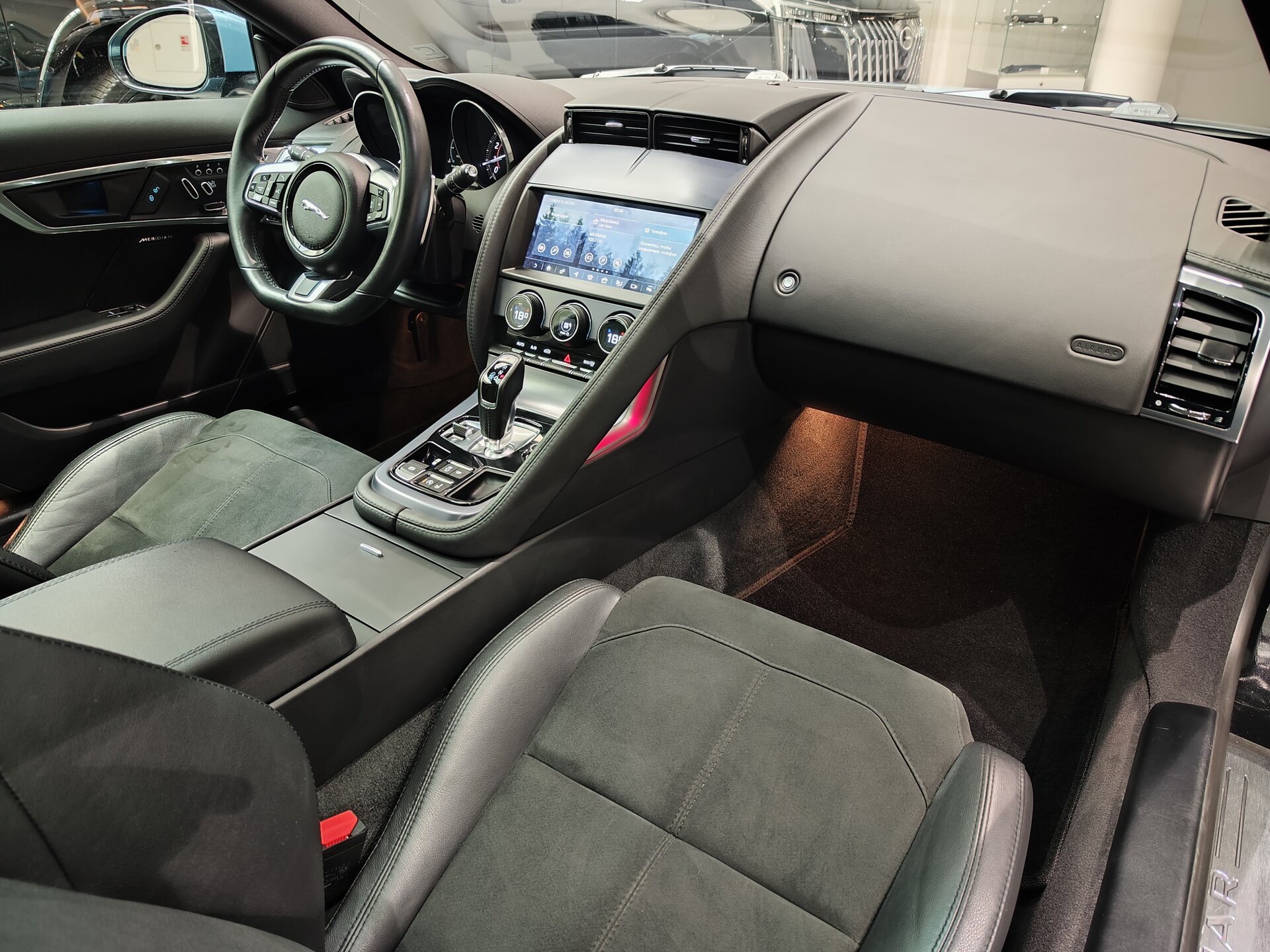 Автомобиль Jaguar F-Type 2.0 AT (300 л.с.) - 12