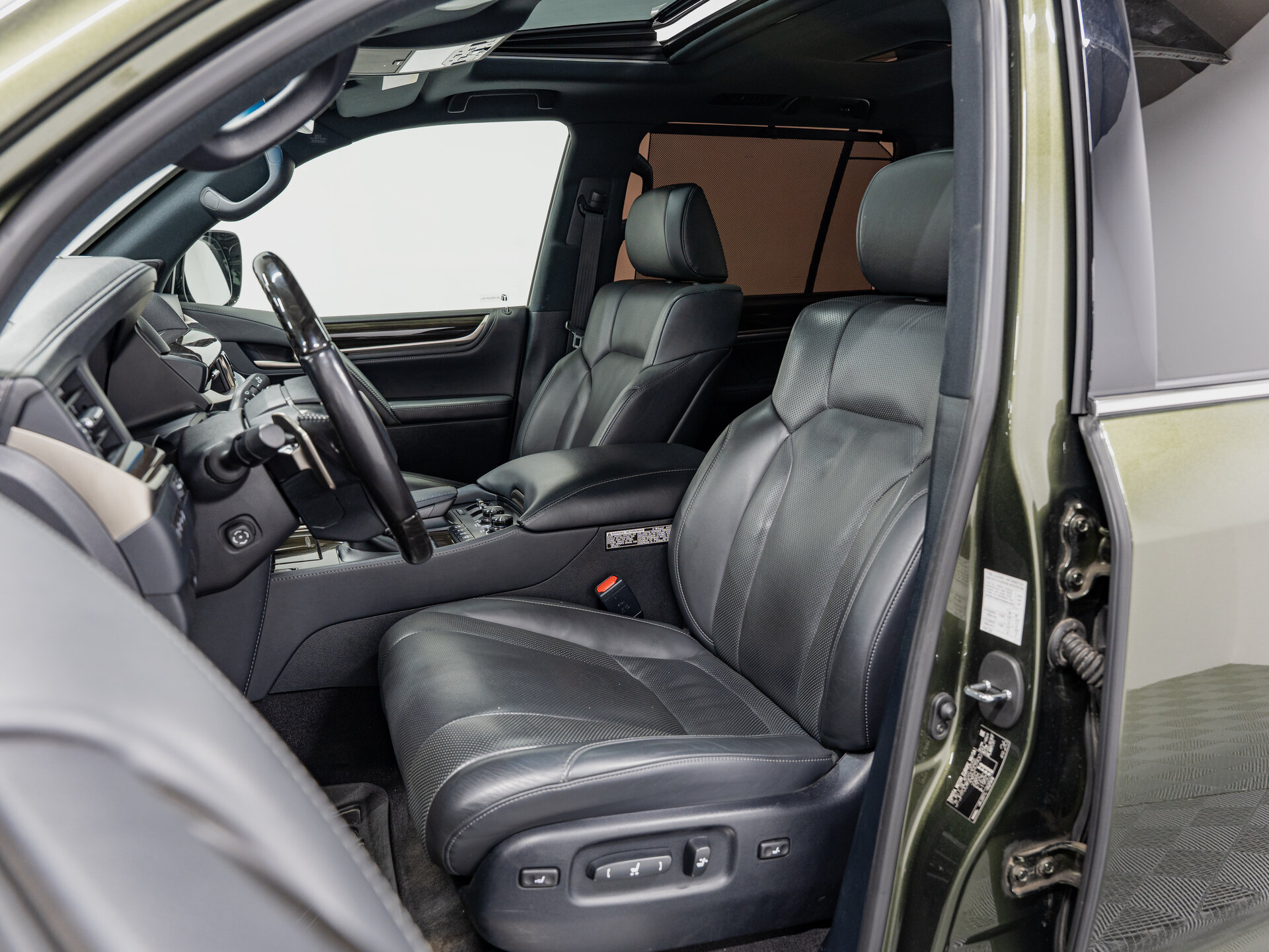 Автомобиль Lexus LX 570 5.7 AT (367 л.с.) 4WD - 20