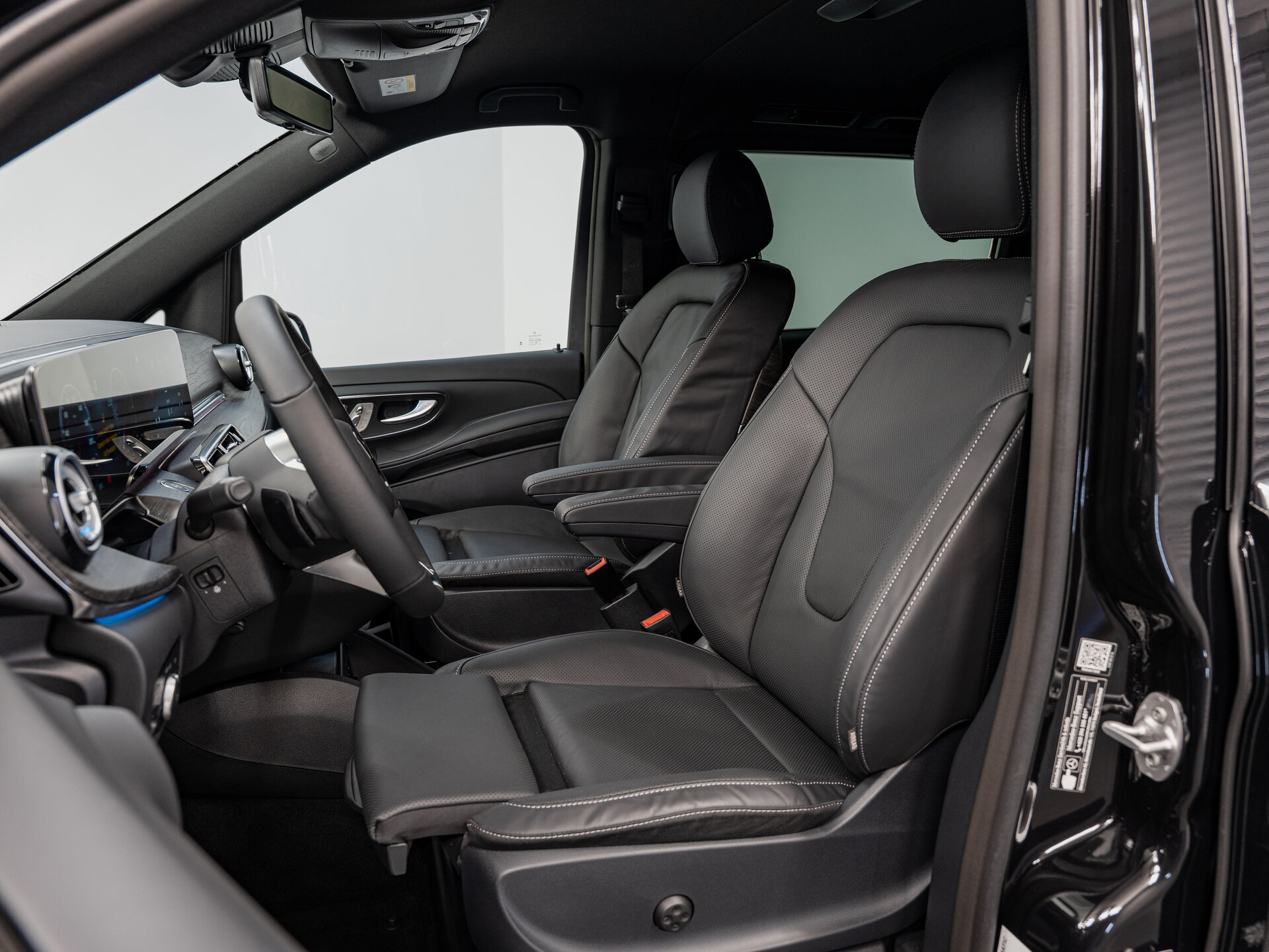 Автомобиль Mercedes-Benz V-Класс 300 d экстра длинный 2.0d AT (237 л.с.) 4WD - 17