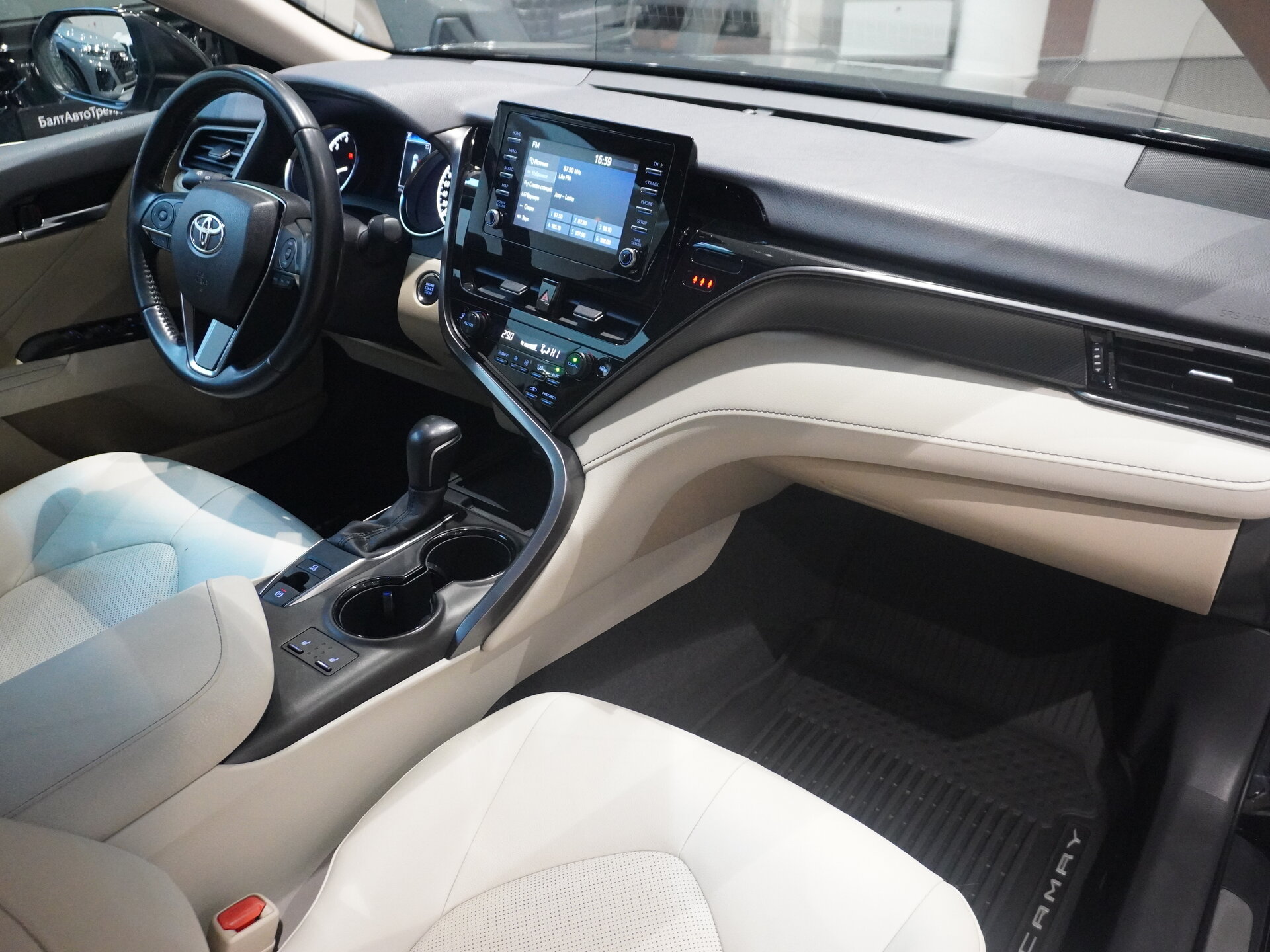 Автомобиль Toyota Camry 2.5 AT (200 л.с.) - 12