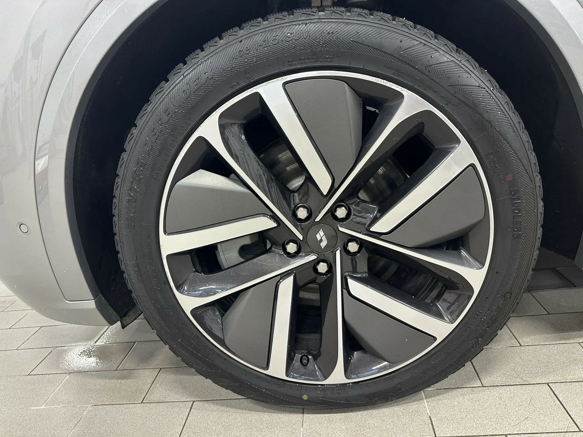 Автомобиль LiXiang L9 44.5 kWh 1.5hyb AT (449 л.с.) 4WD - 5