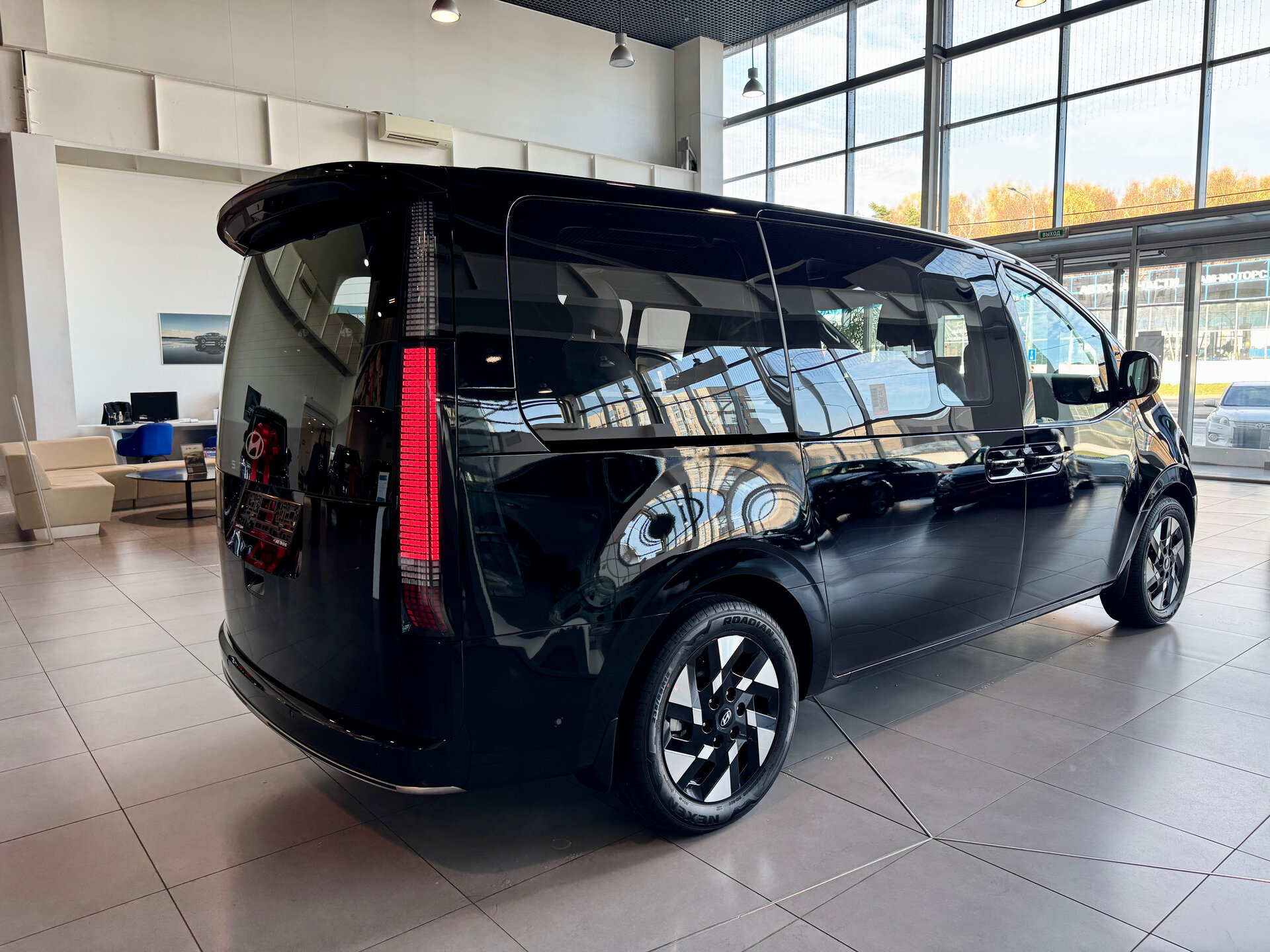 БУ автомобиль Hyundai Staria 2026  1.6 л ( 245 л. с.) Черный с пробегом 20 км