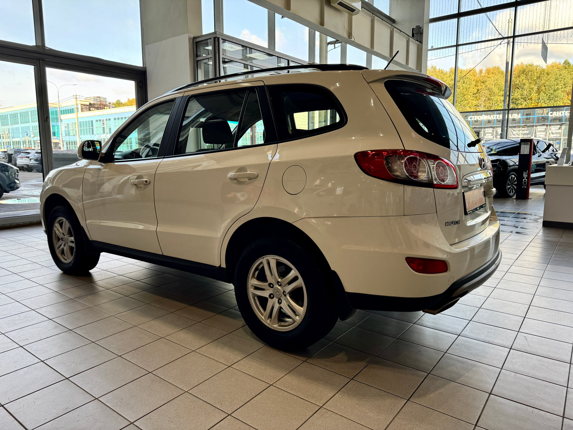 БУ автомобиль Hyundai Santa Fe 2011  2.4 л ( 174 л. с.) Белый с пробегом 223196 км