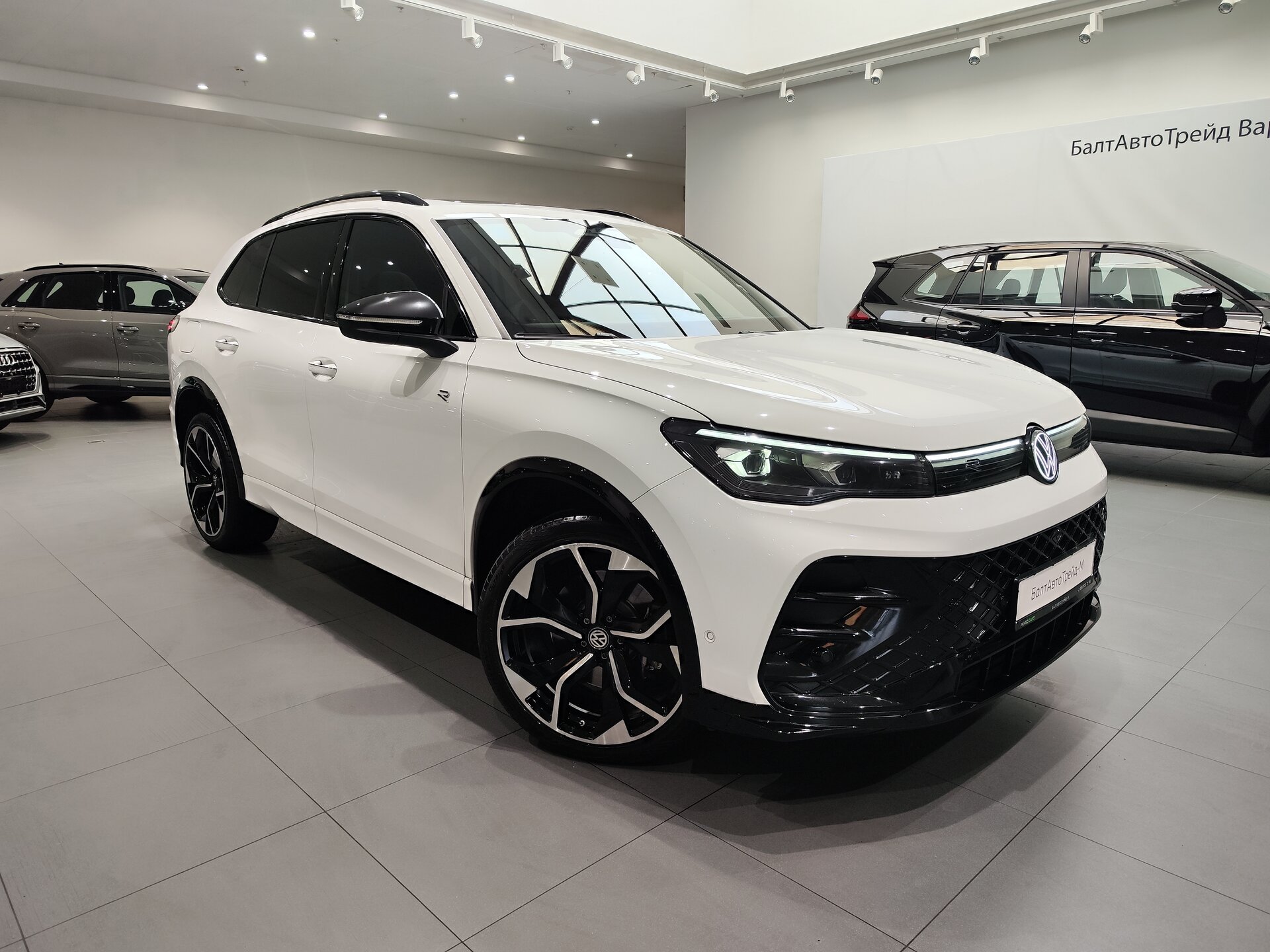 Автомобиль Volkswagen Tiguan L Pro 2.0 AMT (220 л.с.) 4WD - 3