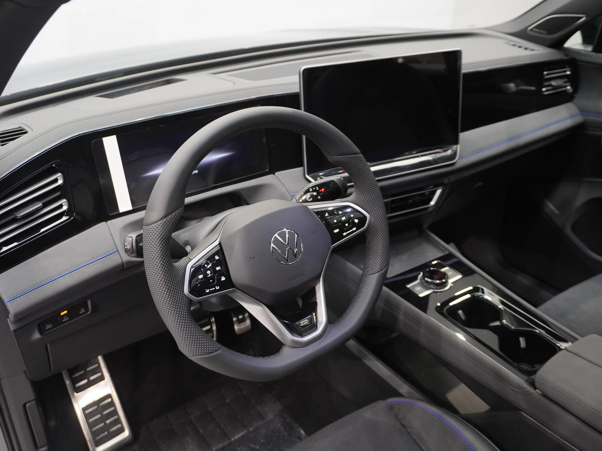 Автомобиль Volkswagen Tiguan L Pro 2.0 AMT (220 л.с.) 4WD - 5