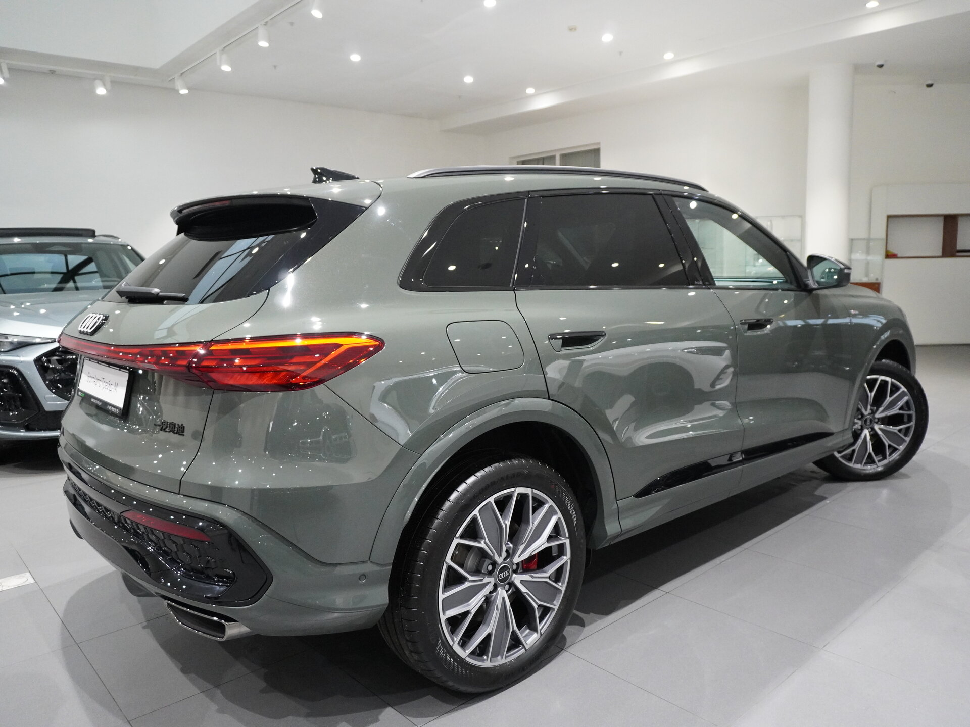 Автомобиль Audi Q5 L 2.0 AMT (204 л.с.) 4WD - 6