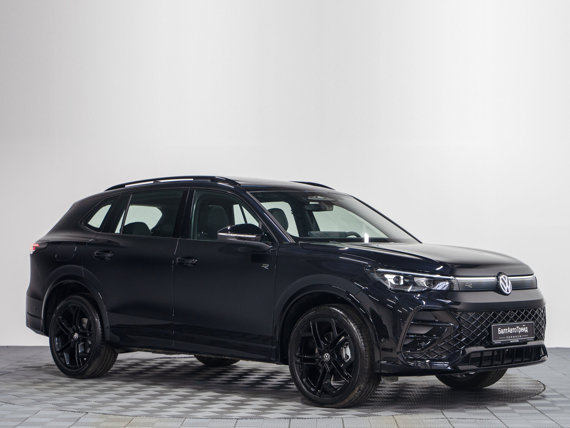 Автомобиль Volkswagen Tiguan L Pro 2.0 AMT (220 л.с.) 4WD - 5