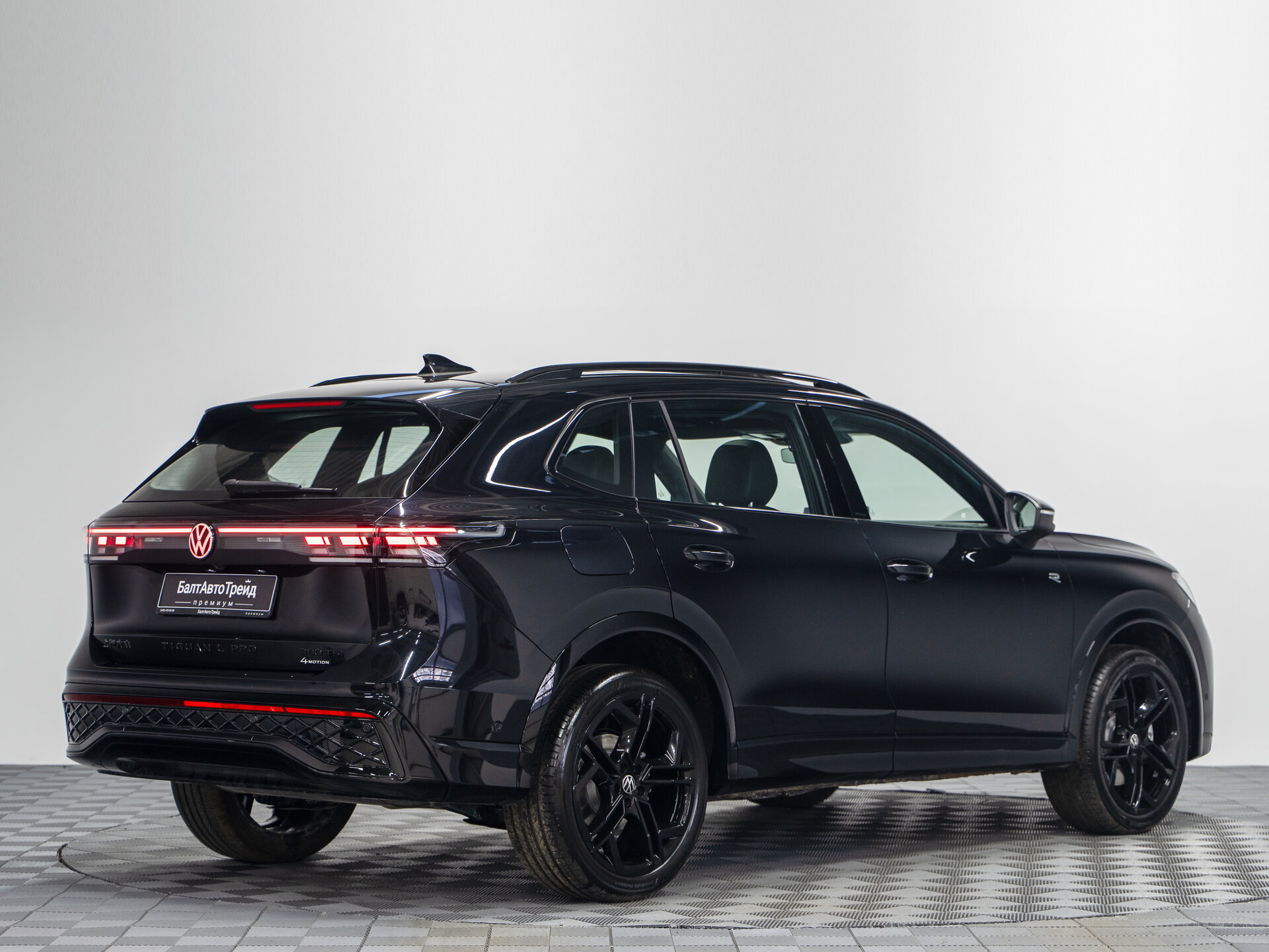 Автомобиль Volkswagen Tiguan L Pro 2.0 AMT (220 л.с.) 4WD - 7