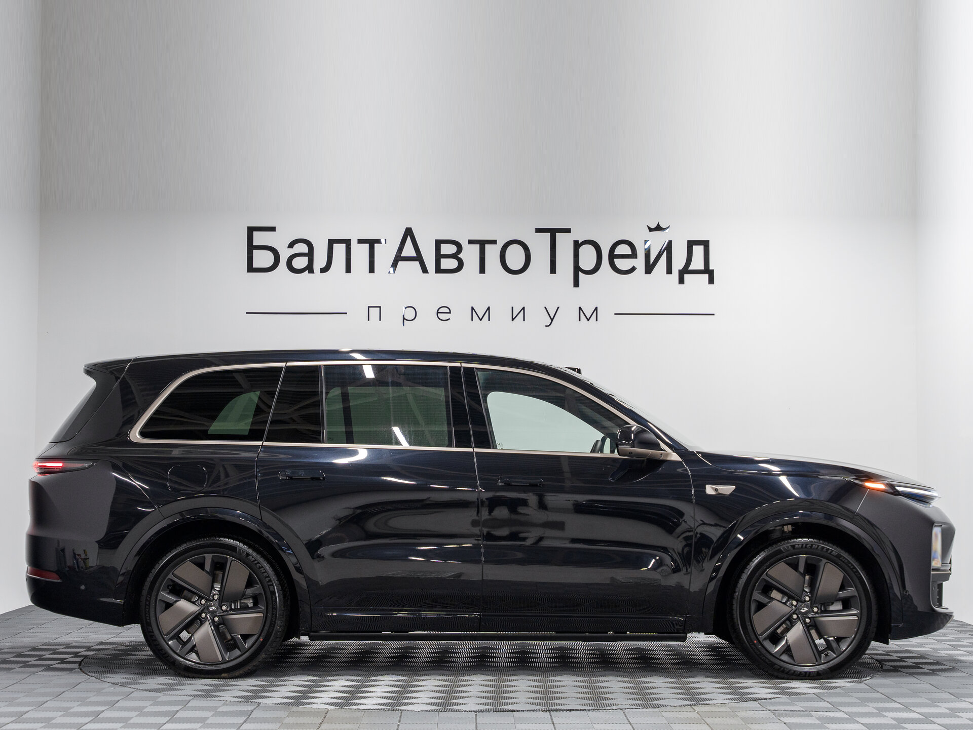 Автомобиль LiXiang L9 52.3 kWh 1.5hyb AT (449 л.с.) 4WD - 6