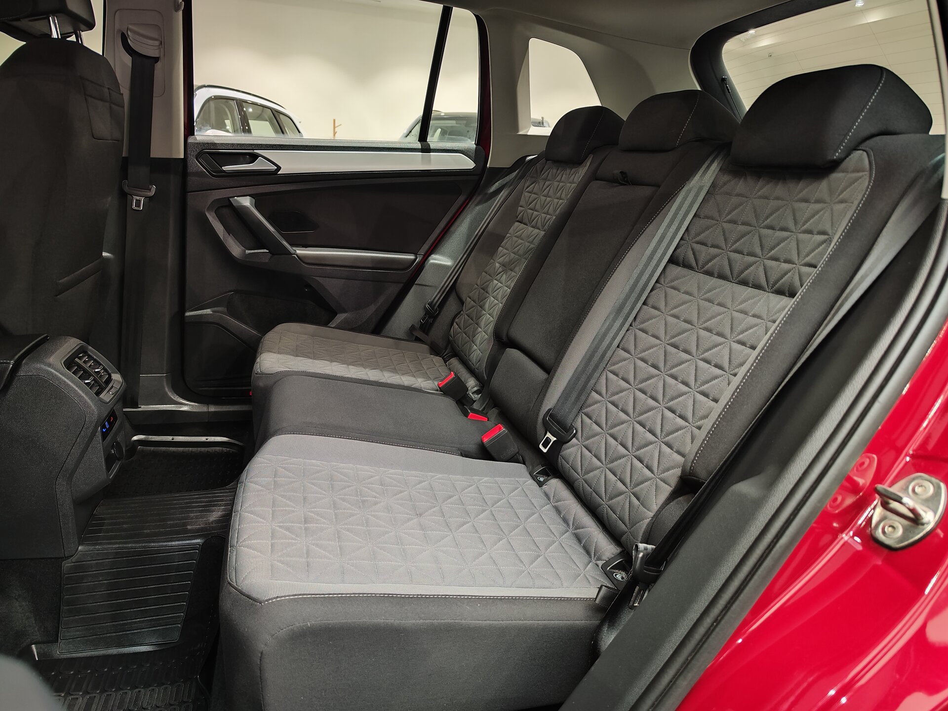 Автомобиль Volkswagen Tiguan 1.4 AMT (150 л.с.) - 9