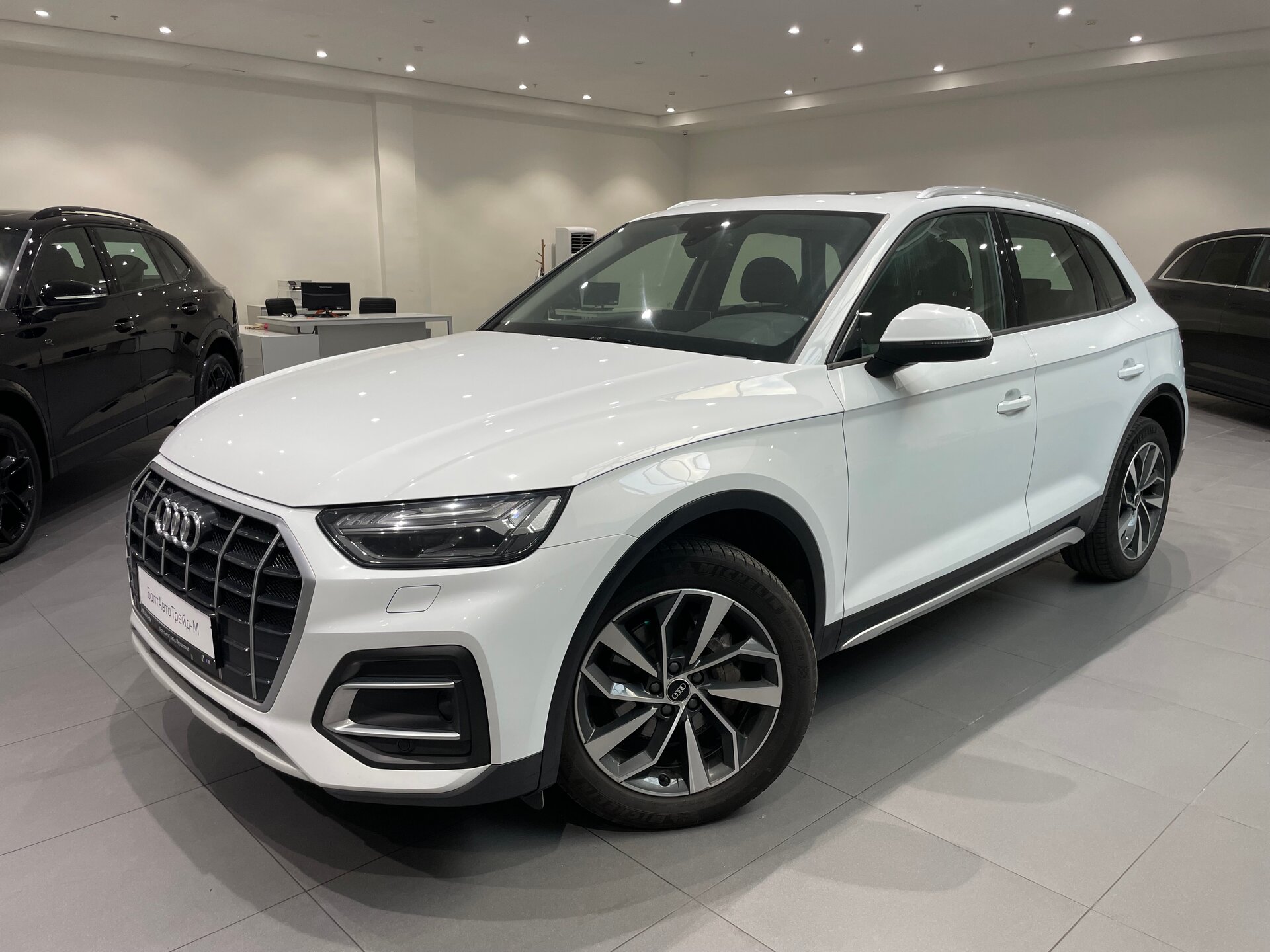 Автомобиль Audi Q5 45 TFSI 2.0 AMT (249 л.с.) 4WD - 1