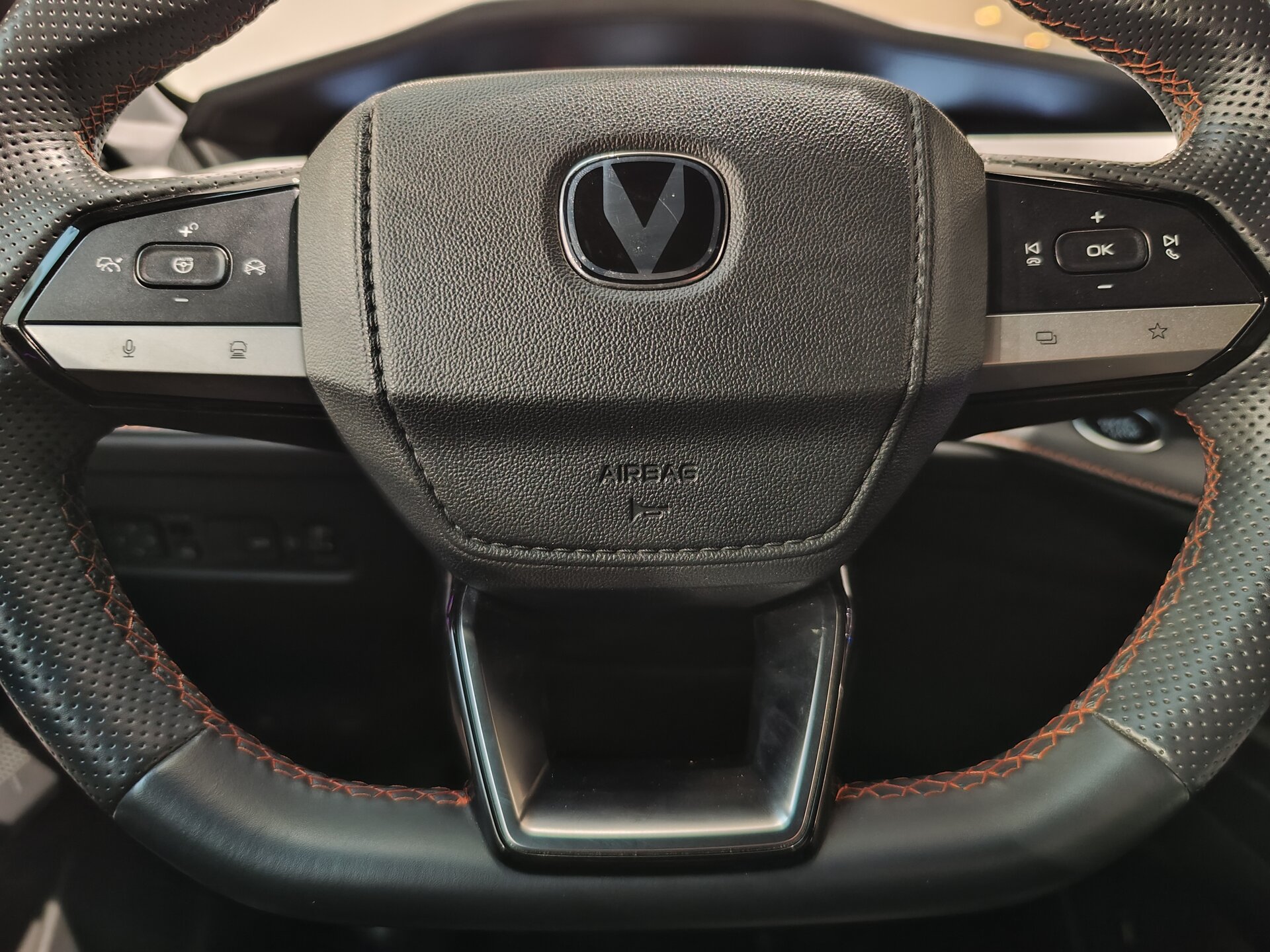 Автомобиль Changan UNI-V 1.5 AMT (181 л.с.) - 18