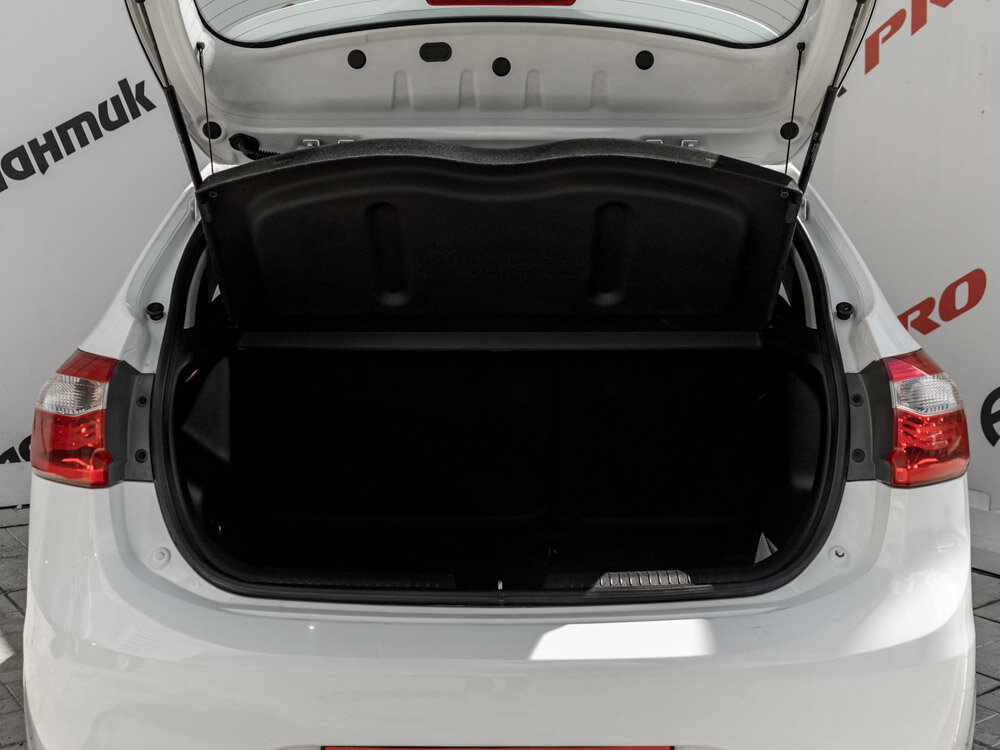 Купить Kia Rio 5-speed 1.6 MT (123 л.с.), 2014 в Екатеренбурге