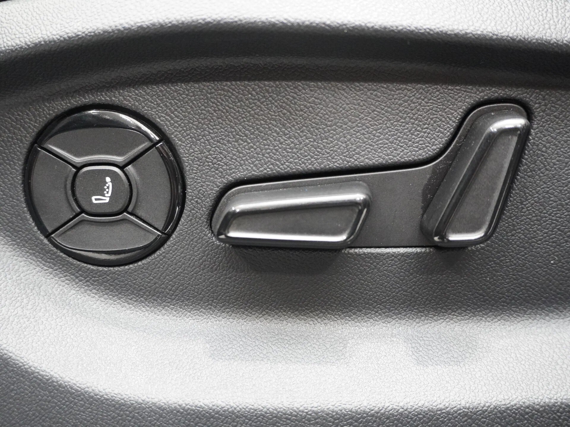 Автомобиль Volkswagen Tiguan L Pro 2.0 AMT (220 л.с.) 4WD - 20