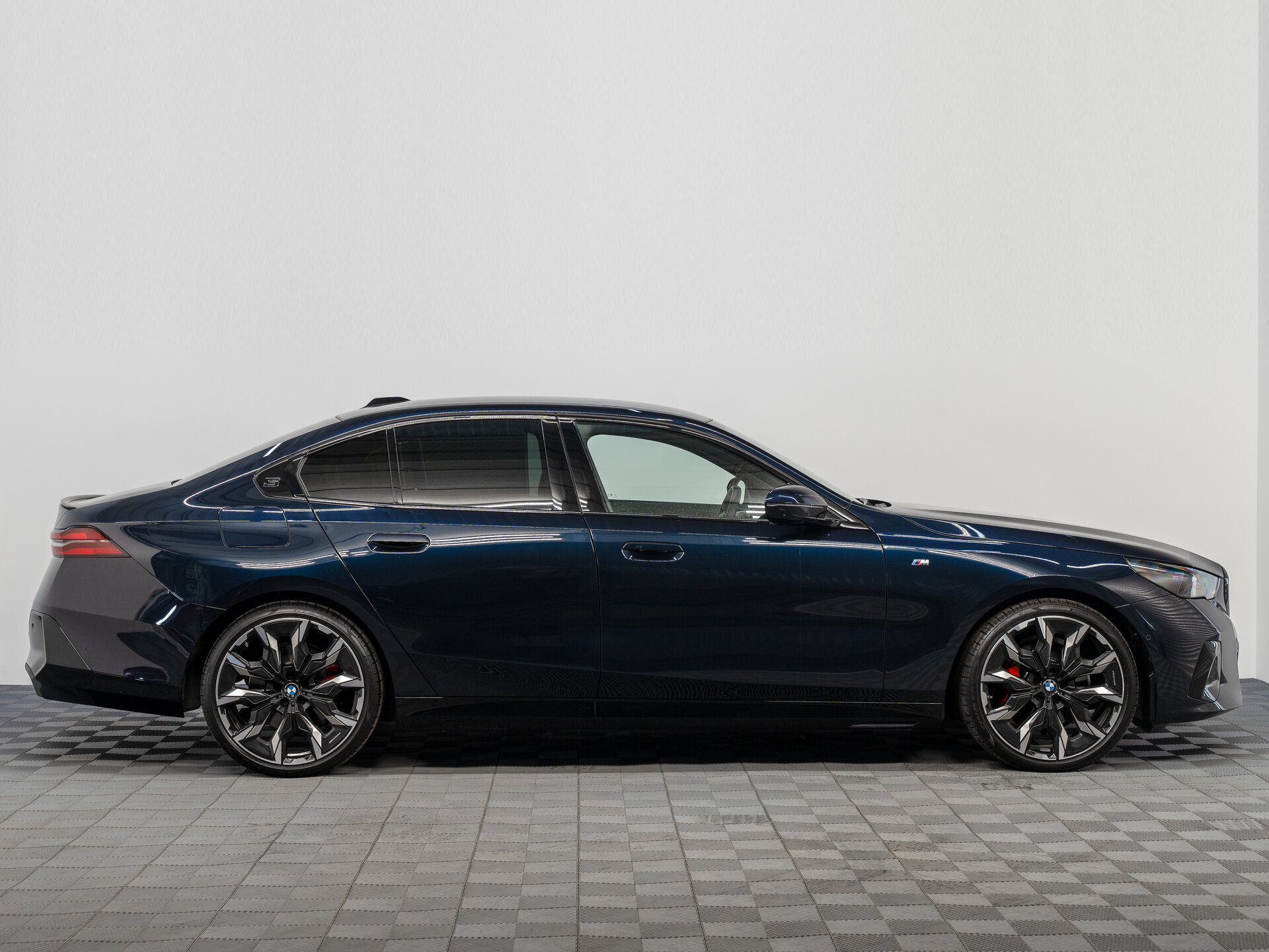 Автомобиль BMW 5 серии 520d xDrive 2.0d AT (197 л.с.) 4WD - 4