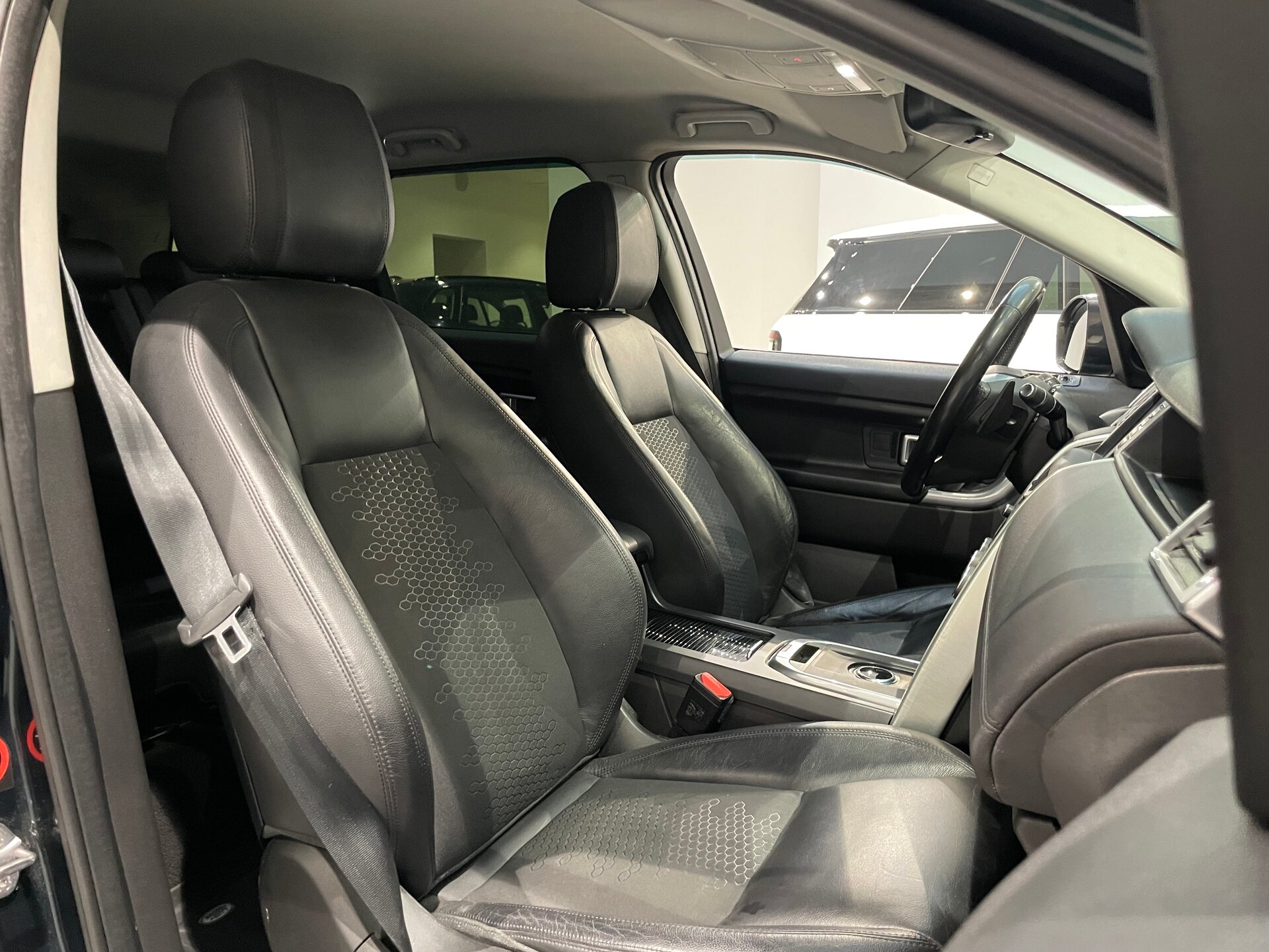 Автомобиль Land Rover Discovery Sport 2.0d AT (150 л.с.) 4WD - 12