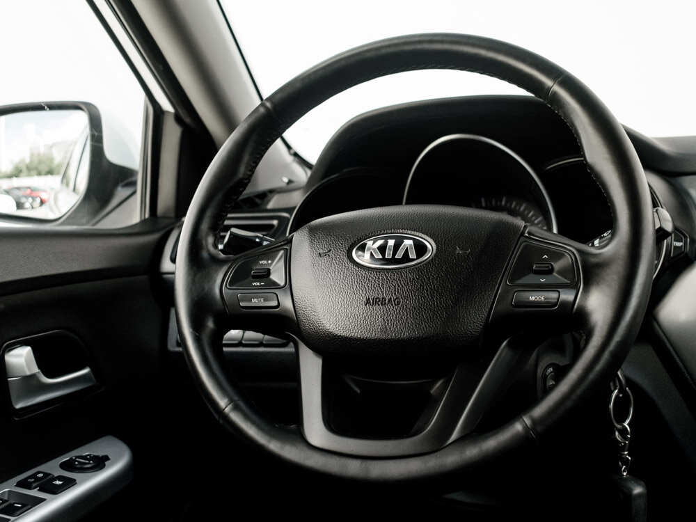 Купить Kia Rio 5-speed 1.6 MT (123 л.с.), 2014 в Екатеренбурге
