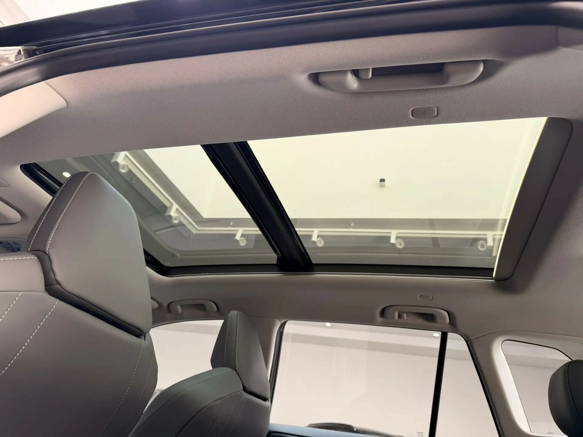 Автомобиль Toyota RAV4 2.0 CVT (171 л.с.) 4WD - 4