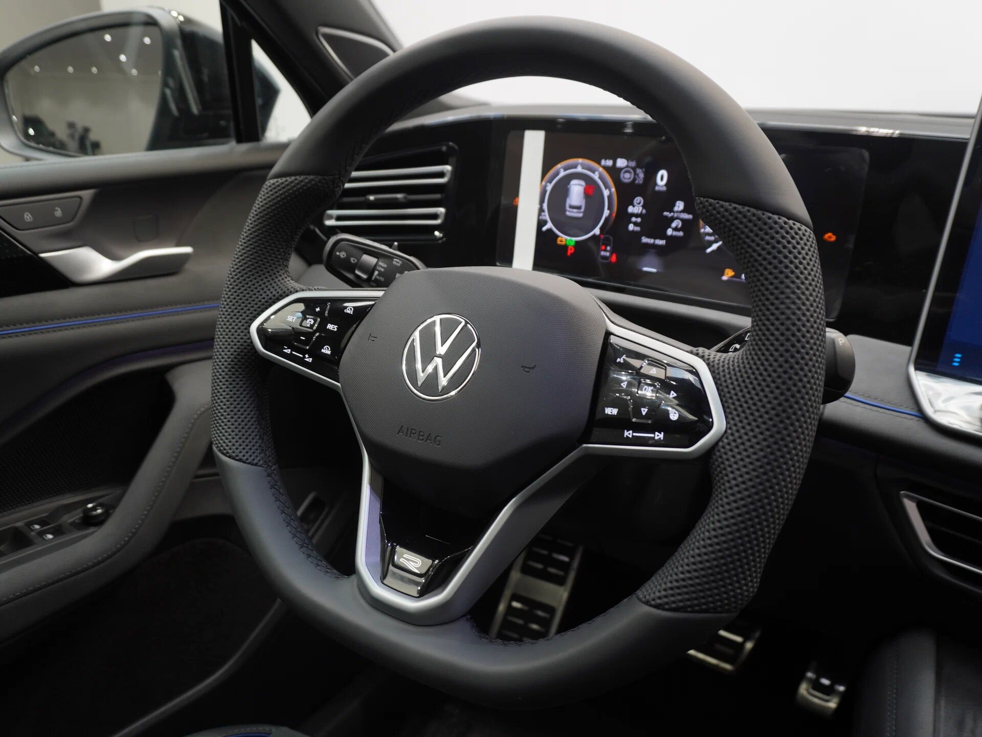 Автомобиль Volkswagen Tiguan L Pro 2.0 AMT (220 л.с.) 4WD - 4