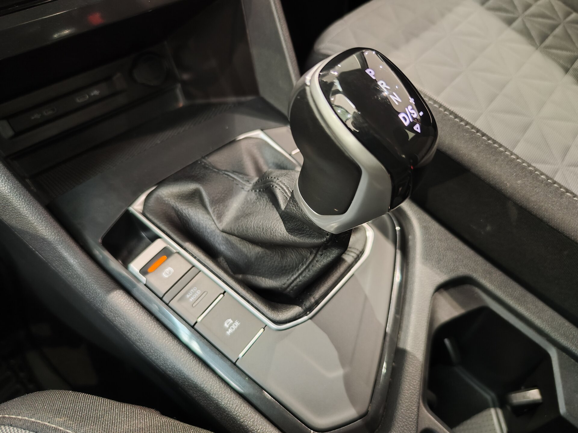 Автомобиль Volkswagen Tiguan 1.4 AMT (150 л.с.) - 17
