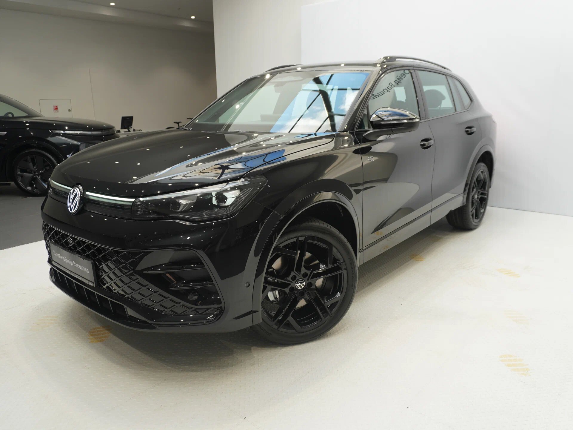 Автомобиль Volkswagen Tiguan L Pro 2.0 AMT (220 л.с.) 4WD - 8