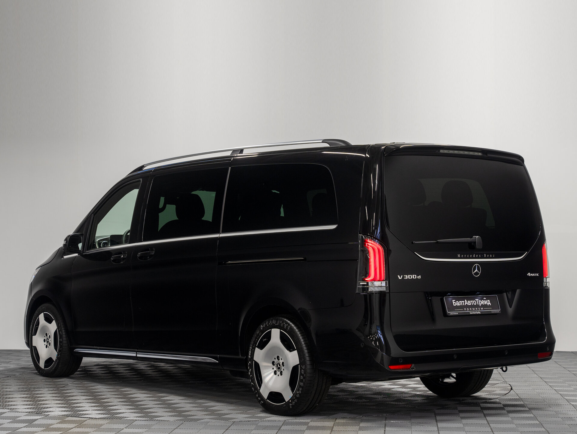 Автомобиль Mercedes-Benz V-Класс 300 d экстра длинный 2.0d AT (237 л.с.) 4WD - 12