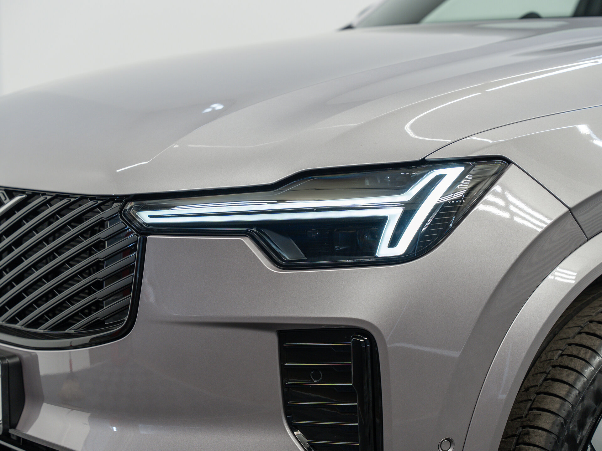 Автомобиль Volvo XC90 B6 2.0 AT (300 л.с.) 4WD - 9