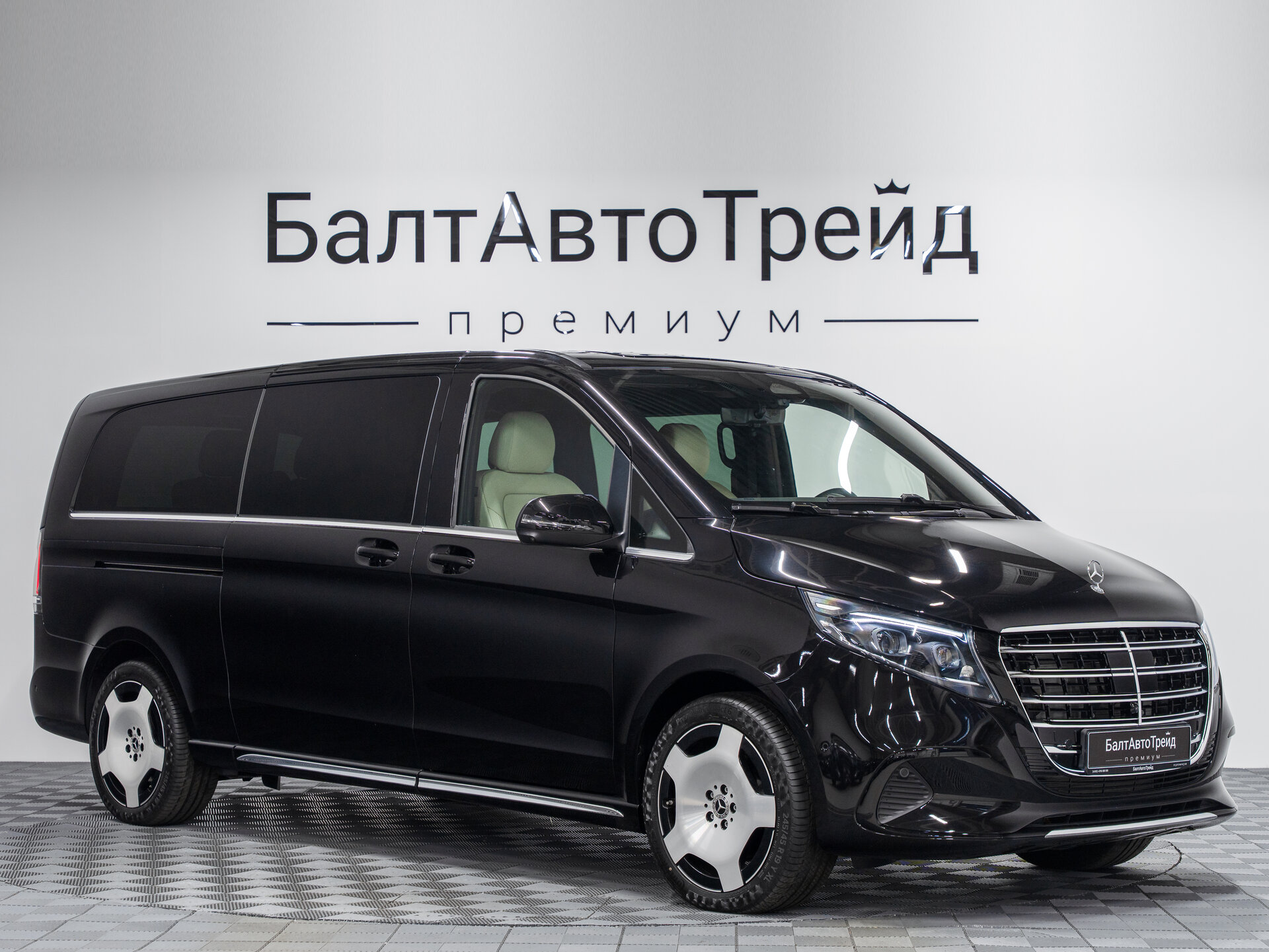 Автомобиль Mercedes-Benz V-Класс 300 d экстра длинный 2.0d AT (237 л.с.) 4WD - 4