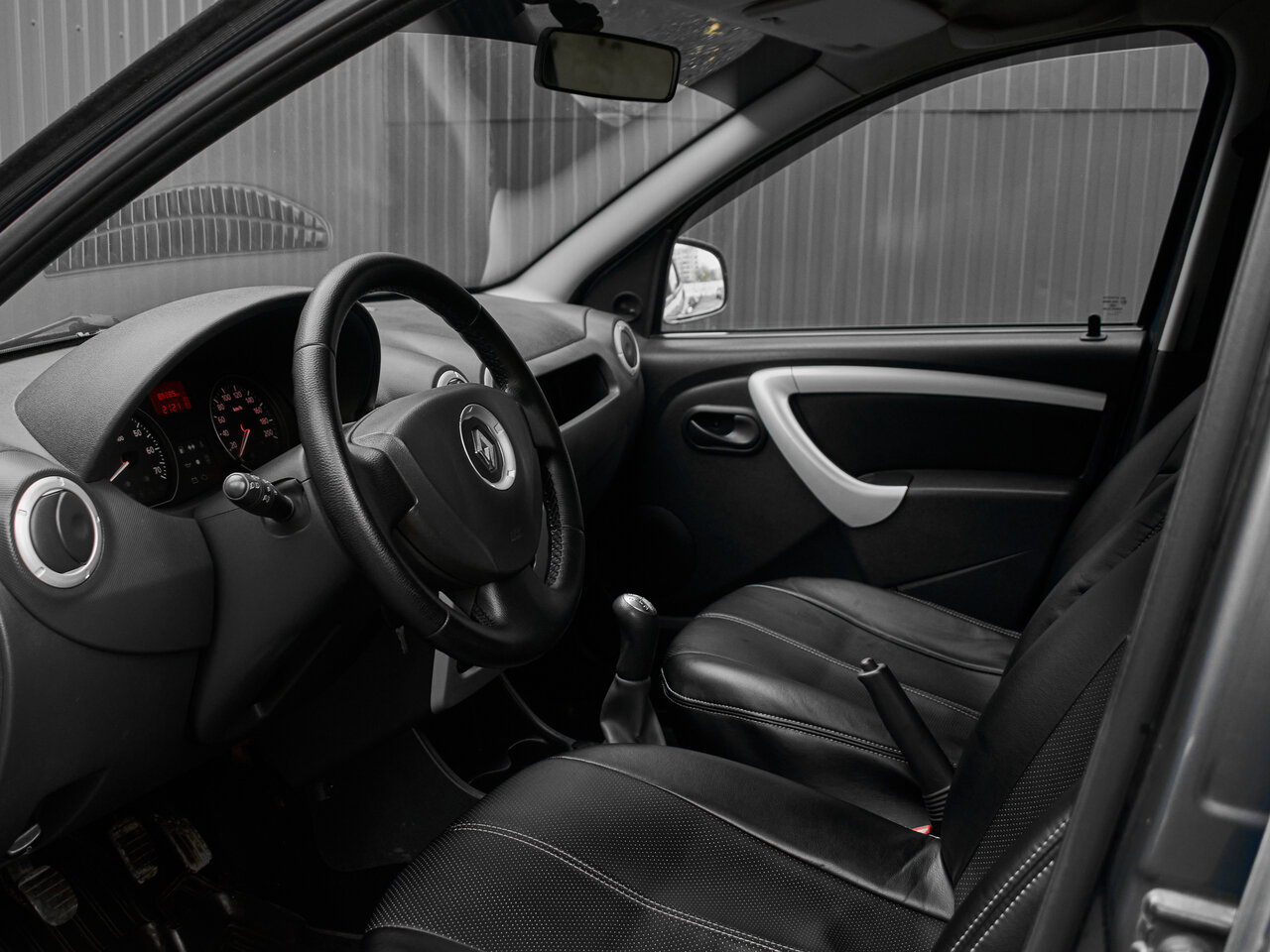 Купить Renault Sandero 1.6 MT (84 л.с.), 2013 в Екатеренбурге