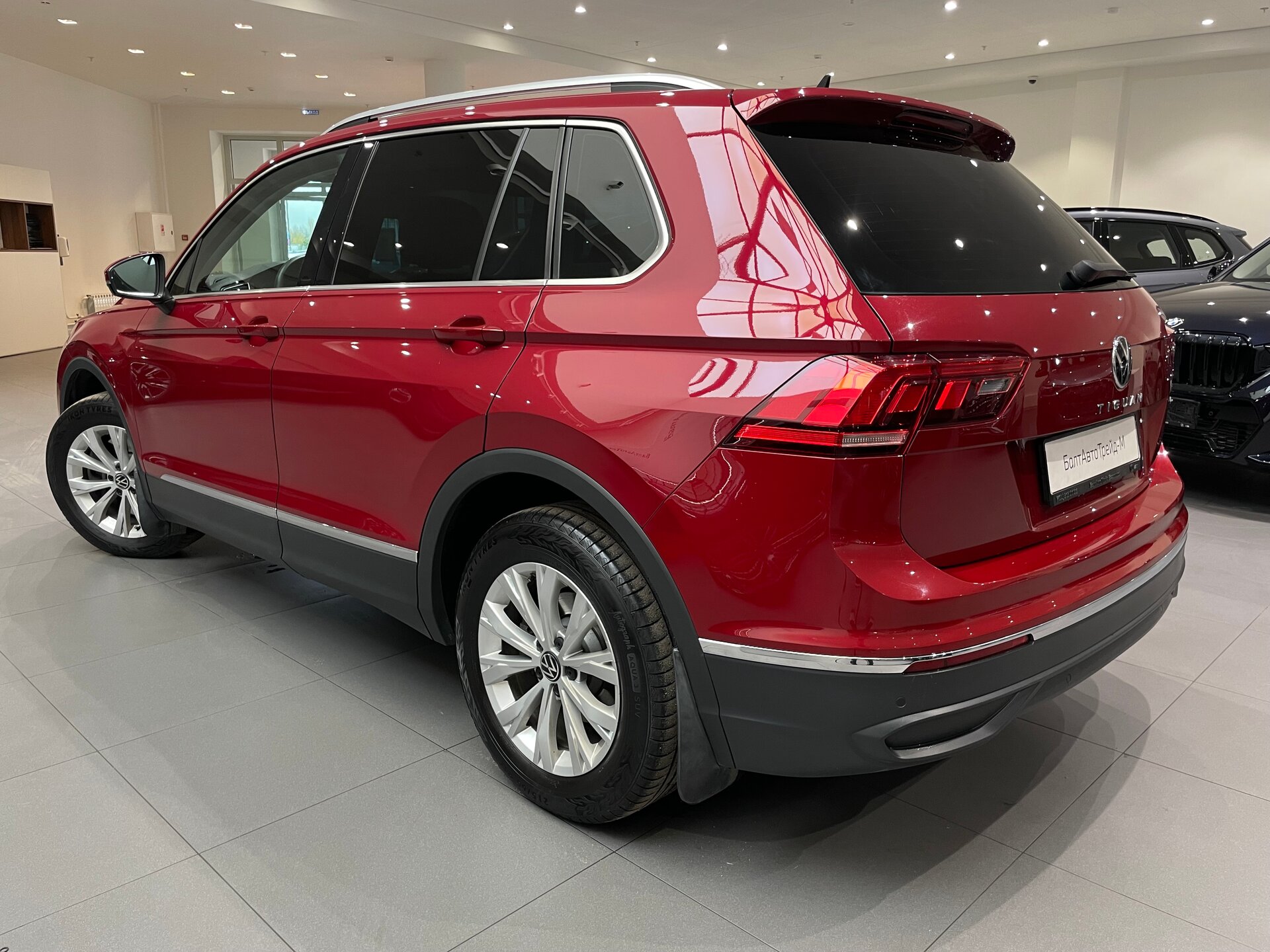 Автомобиль Volkswagen Tiguan 2.0 AMT (180 л.с.) 4WD - 4