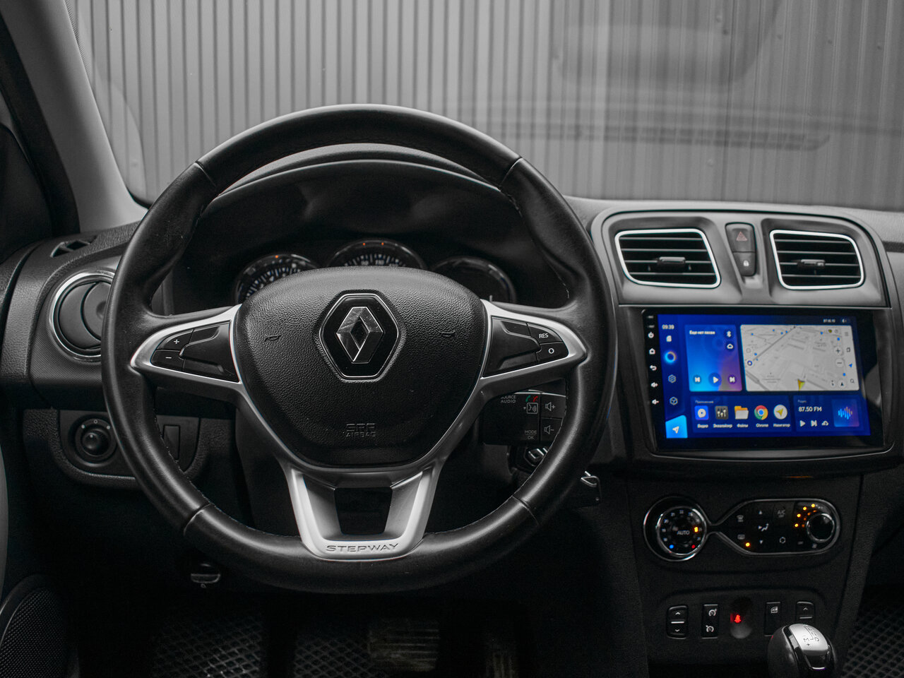 Купить Renault Sandero Stepway 1.6 AT (102 л.с.), 2018 в Екатеренбурге