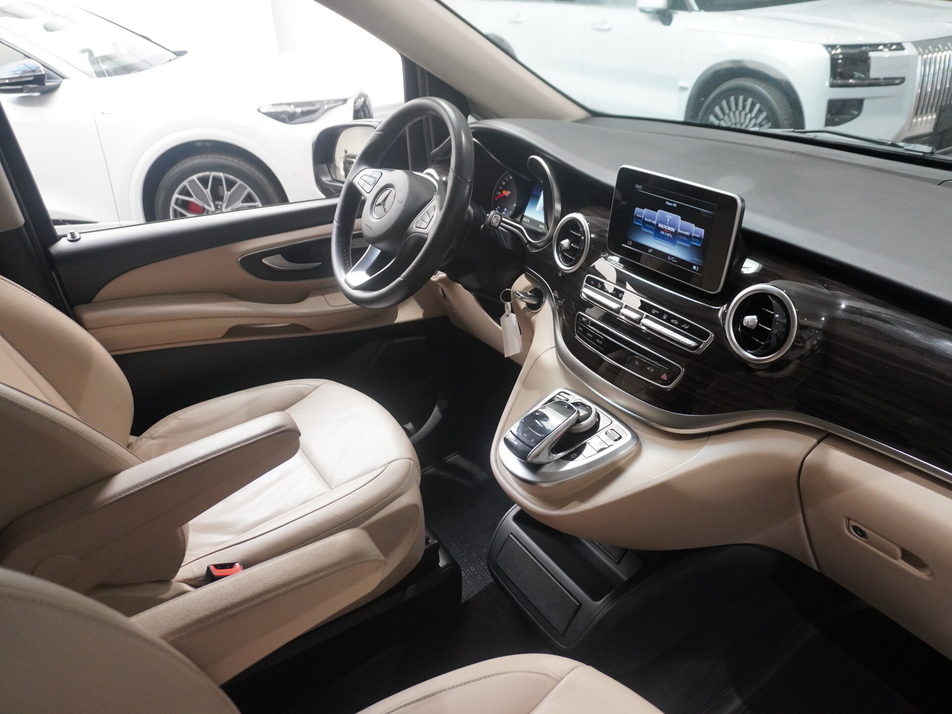 Автомобиль Mercedes-Benz V-Класс 250 d длинный 2.1d AT (190 л.с.) 4WD - 13