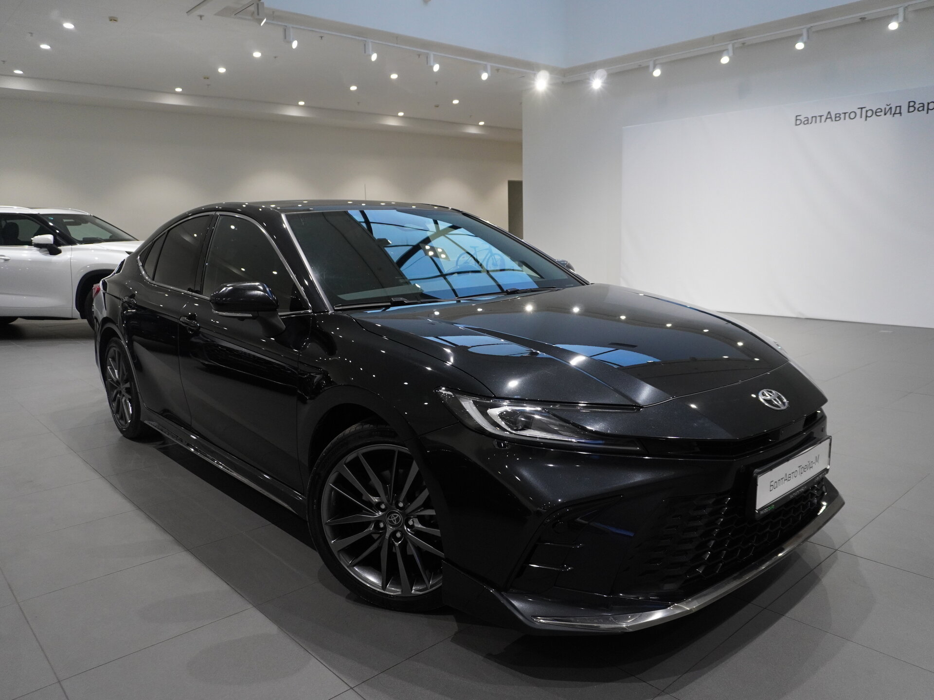 Автомобиль Toyota Camry 2.0hyb CVT (231 л.с.) - 3