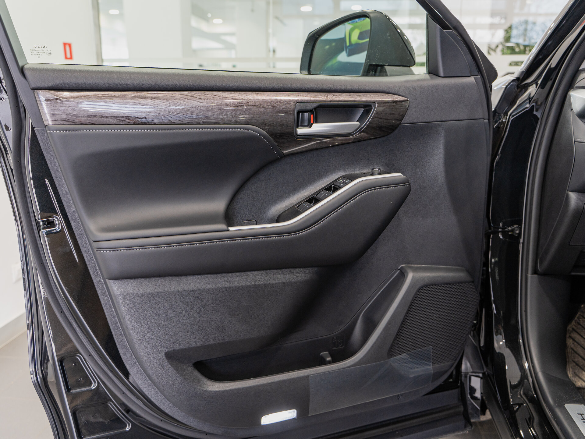 Автомобиль Toyota Highlander 2.0 AT (248 л.с.) 4WD - 7