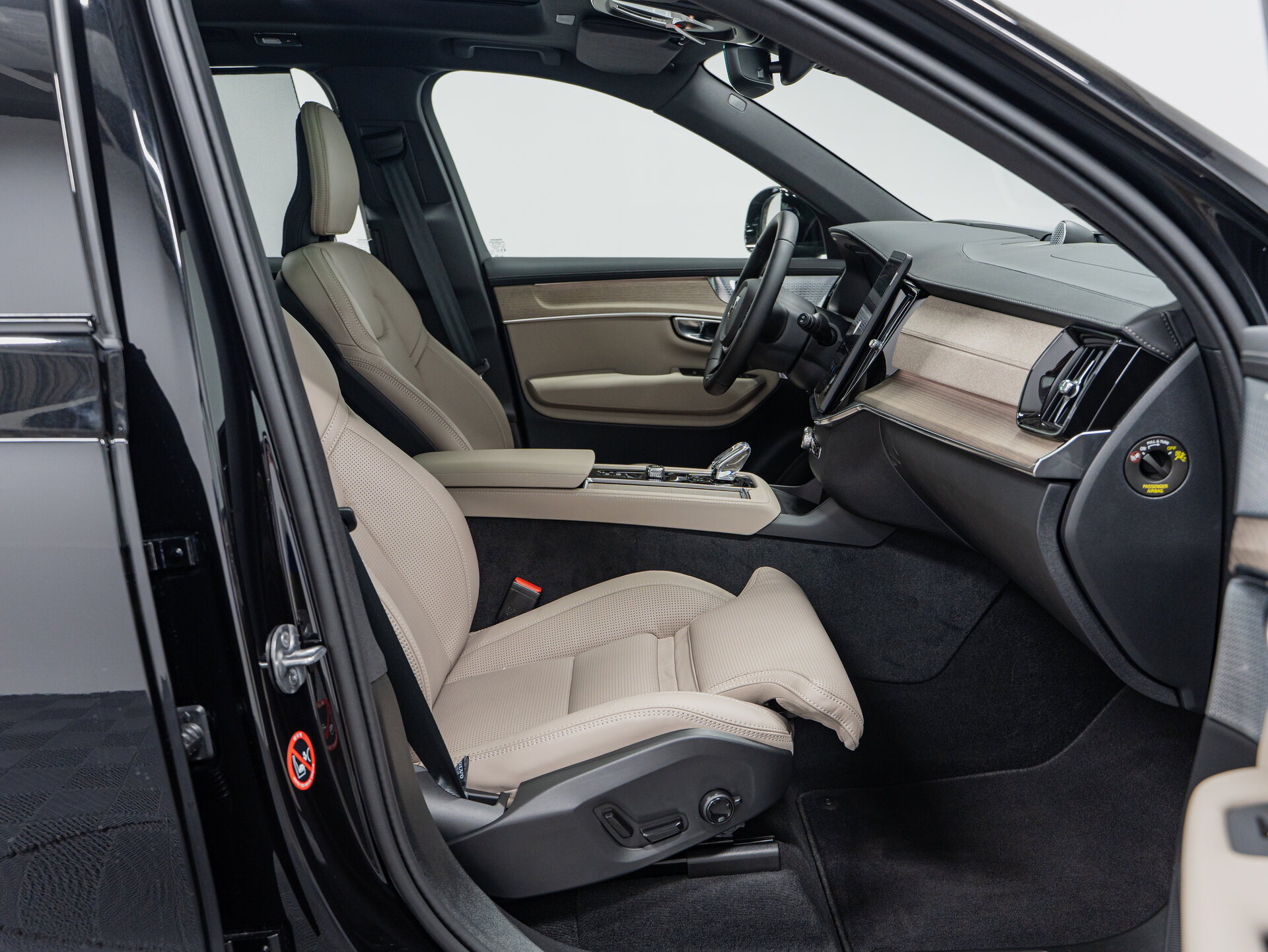 Автомобиль Volvo XC90 B6 2.0 AT (300 л.с.) 4WD - 13
