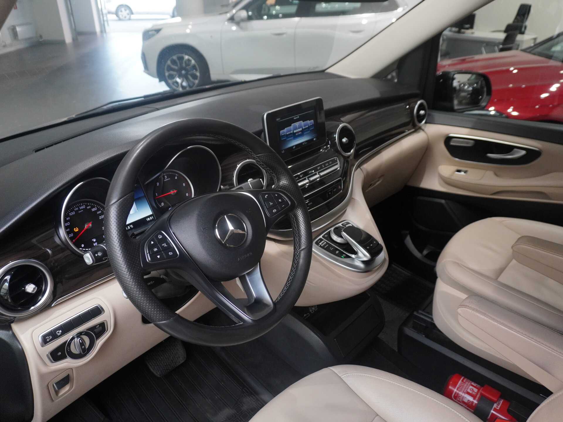 Автомобиль Mercedes-Benz V-Класс 250 d длинный 2.1d AT (190 л.с.) 4WD - 7