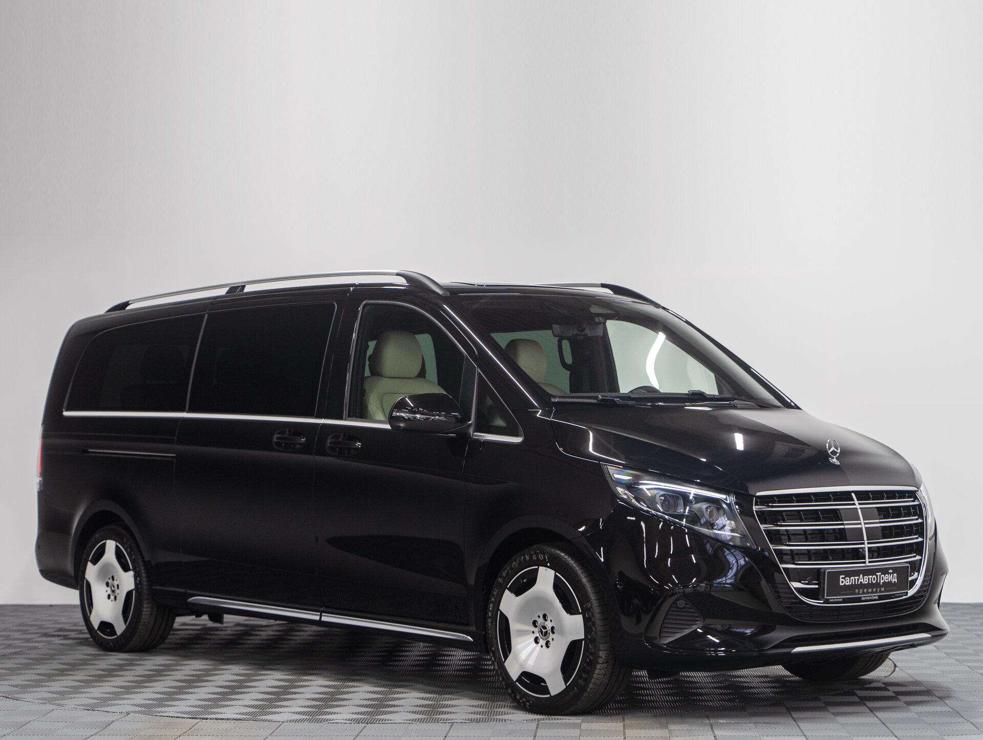 Автомобиль Mercedes-Benz V-Класс 300 d экстра длинный 2.0d AT (237 л.с.) 4WD - 4