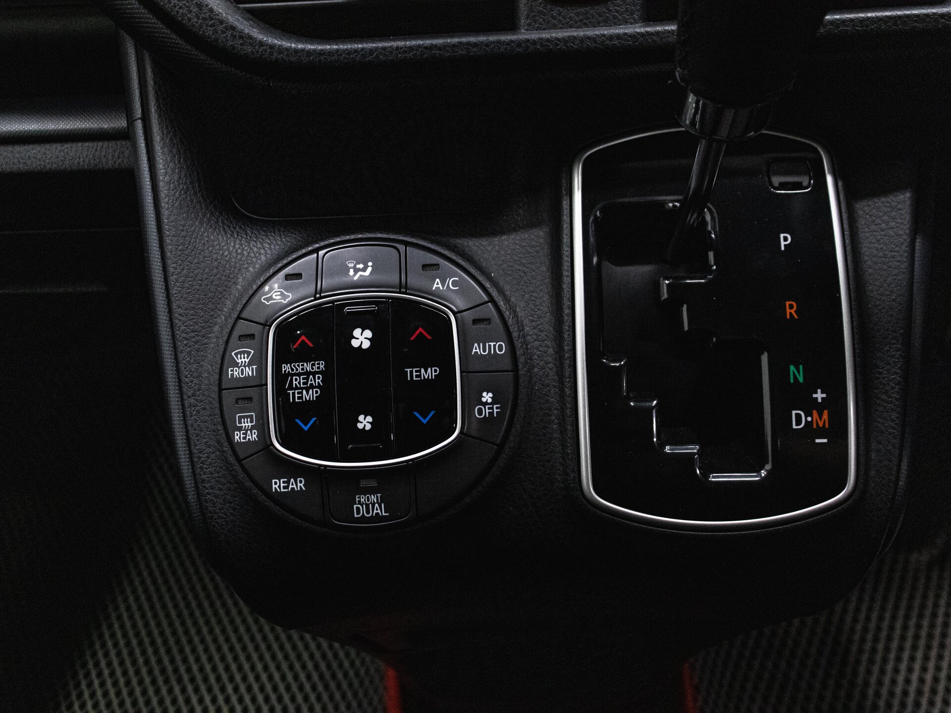 Toyota Noah 2017 23
