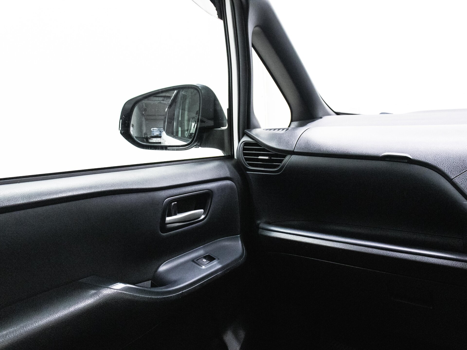 Toyota Noah 2017 12