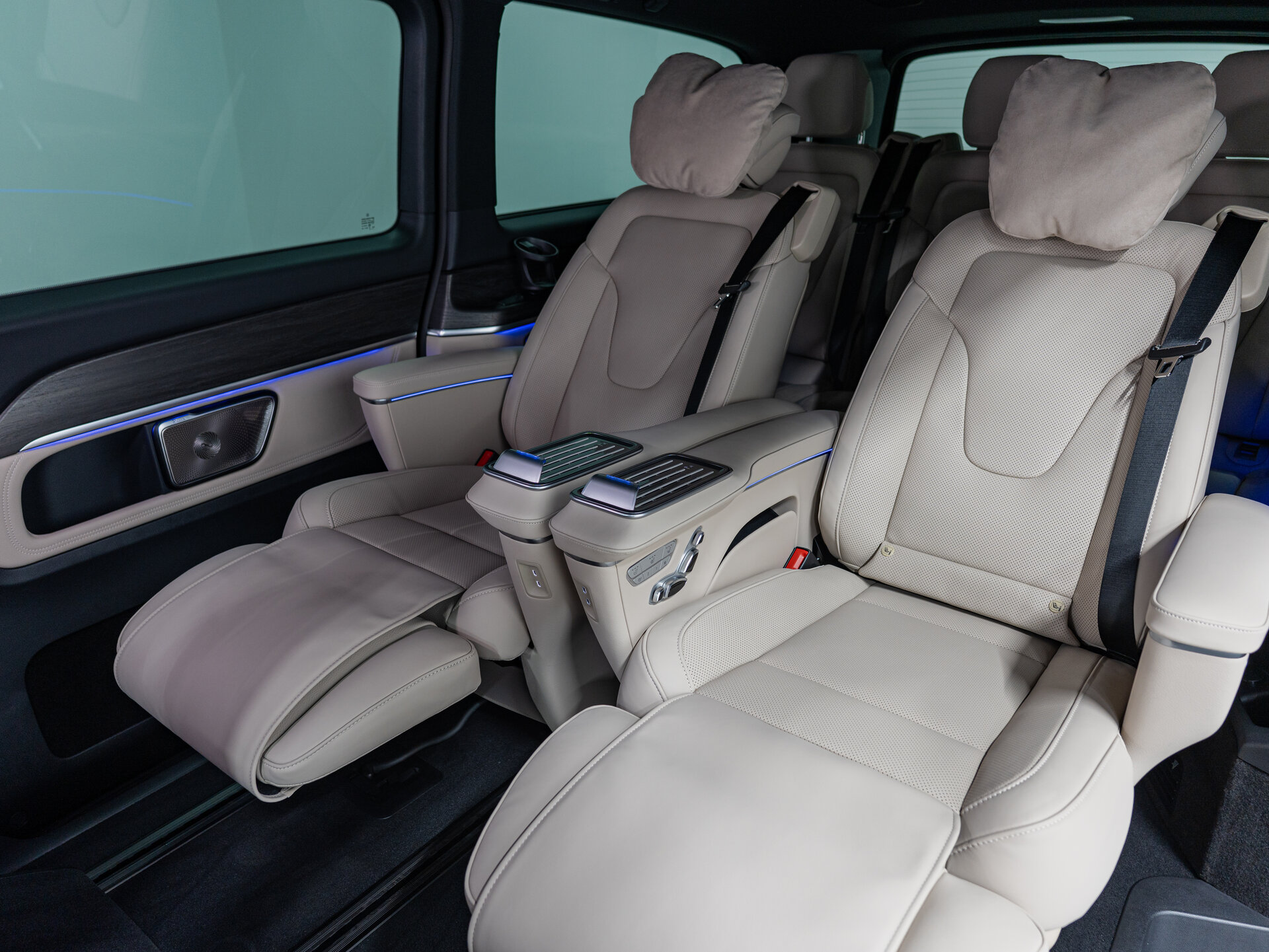 Автомобиль Mercedes-Benz V-Класс 300 d экстра длинный 2.0d AT (237 л.с.) 4WD - 20