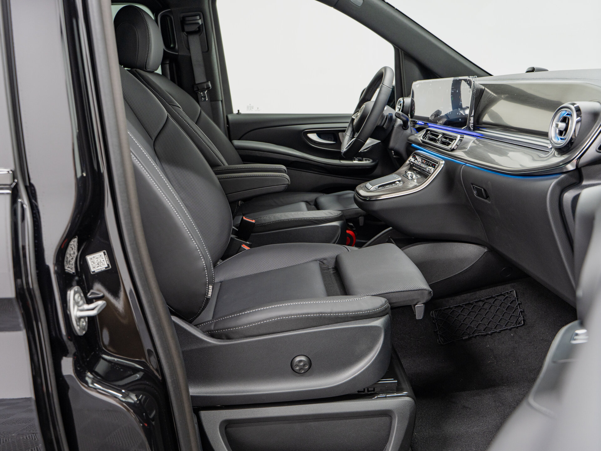 Автомобиль Mercedes-Benz V-Класс 300 d экстра длинный 2.0d AT (237 л.с.) 4WD - 13